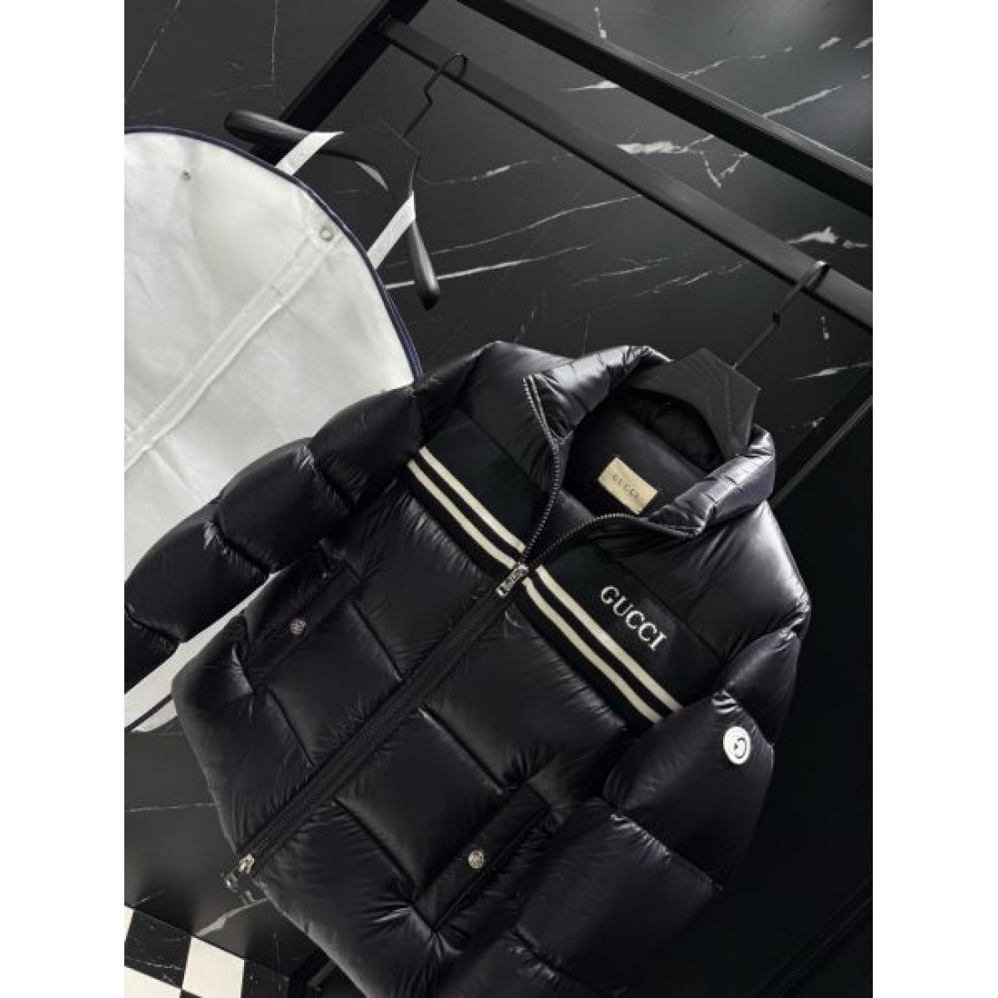 上品 シック グッチ GUCCI コピー ダウンジャケット 洒落感 高級