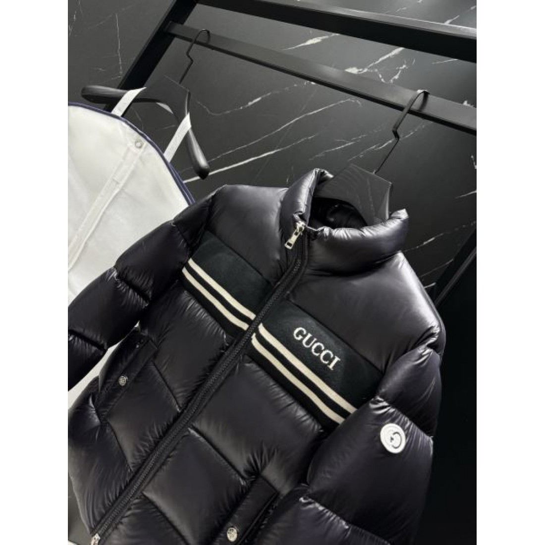 上品 シック グッチ GUCCI コピー ダウンジャケット 洒落感 高級