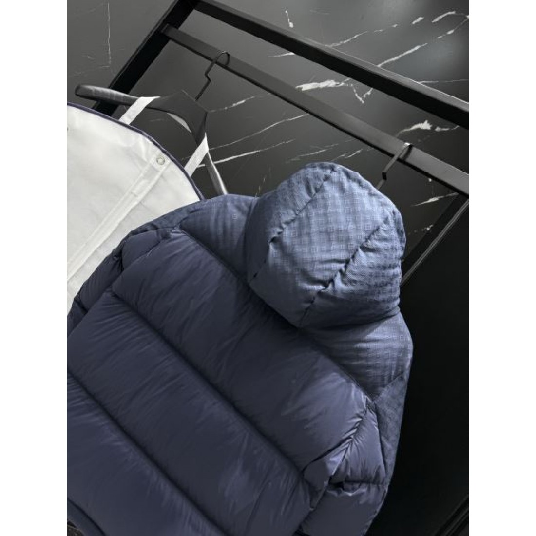 スタイリッシュ 高貴 ルイヴィトン LOUIS VUITTON コピー ダウンジャケット 上品 モダン