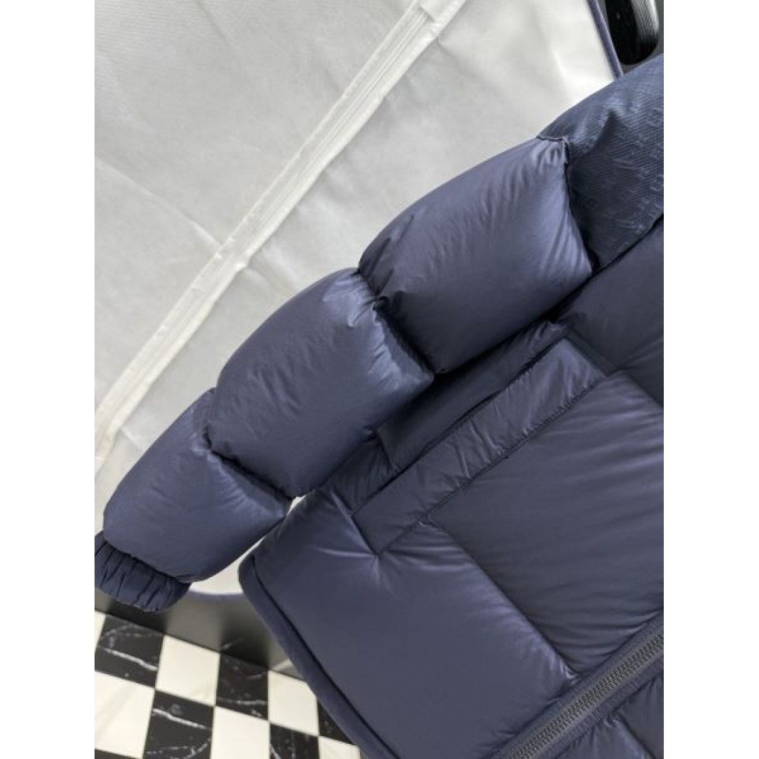 スタイリッシュ 高貴 ルイヴィトン LOUIS VUITTON コピー ダウンジャケット 上品 モダン