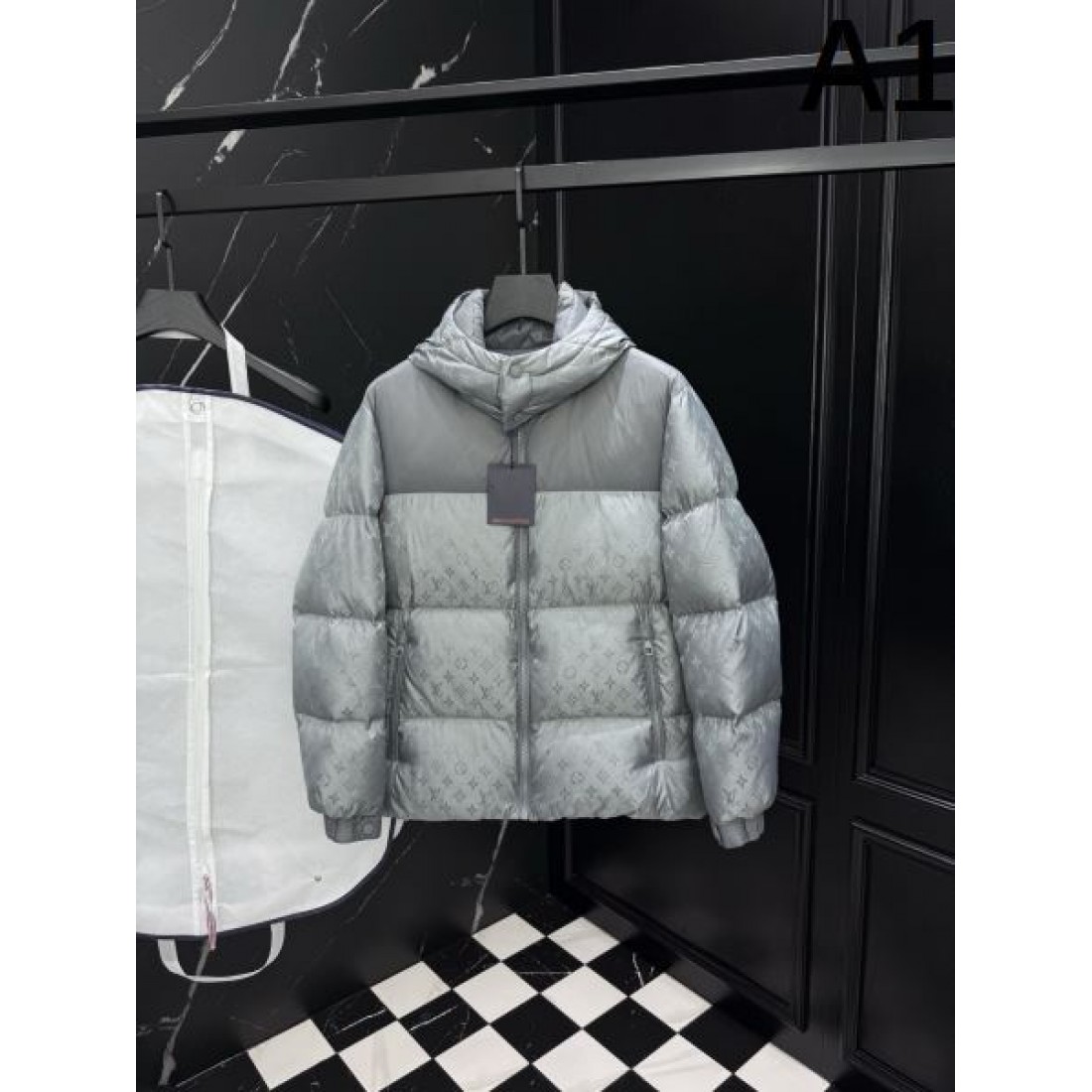 ラグジュアリー 端正 ルイヴィトン LOUIS VUITTON コピー ダウンジャケット 洗練 重厚感