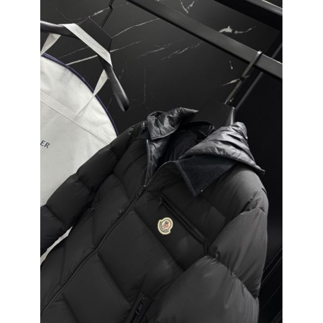 上質感のある 軽暖 しなやかな モンクレール MONCLER コピー ダウンジャケット