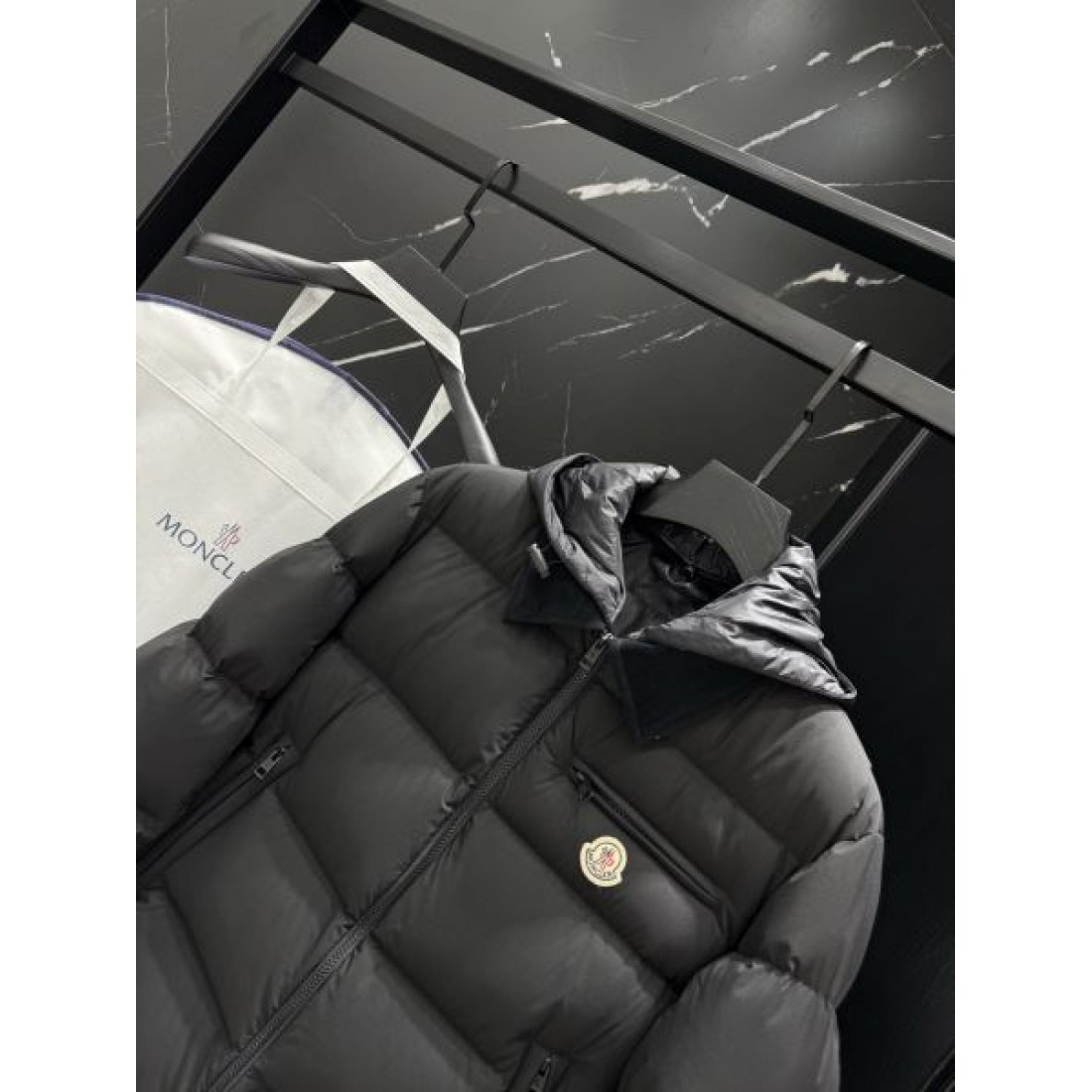 上質感のある 軽暖 しなやかな モンクレール MONCLER コピー ダウンジャケット