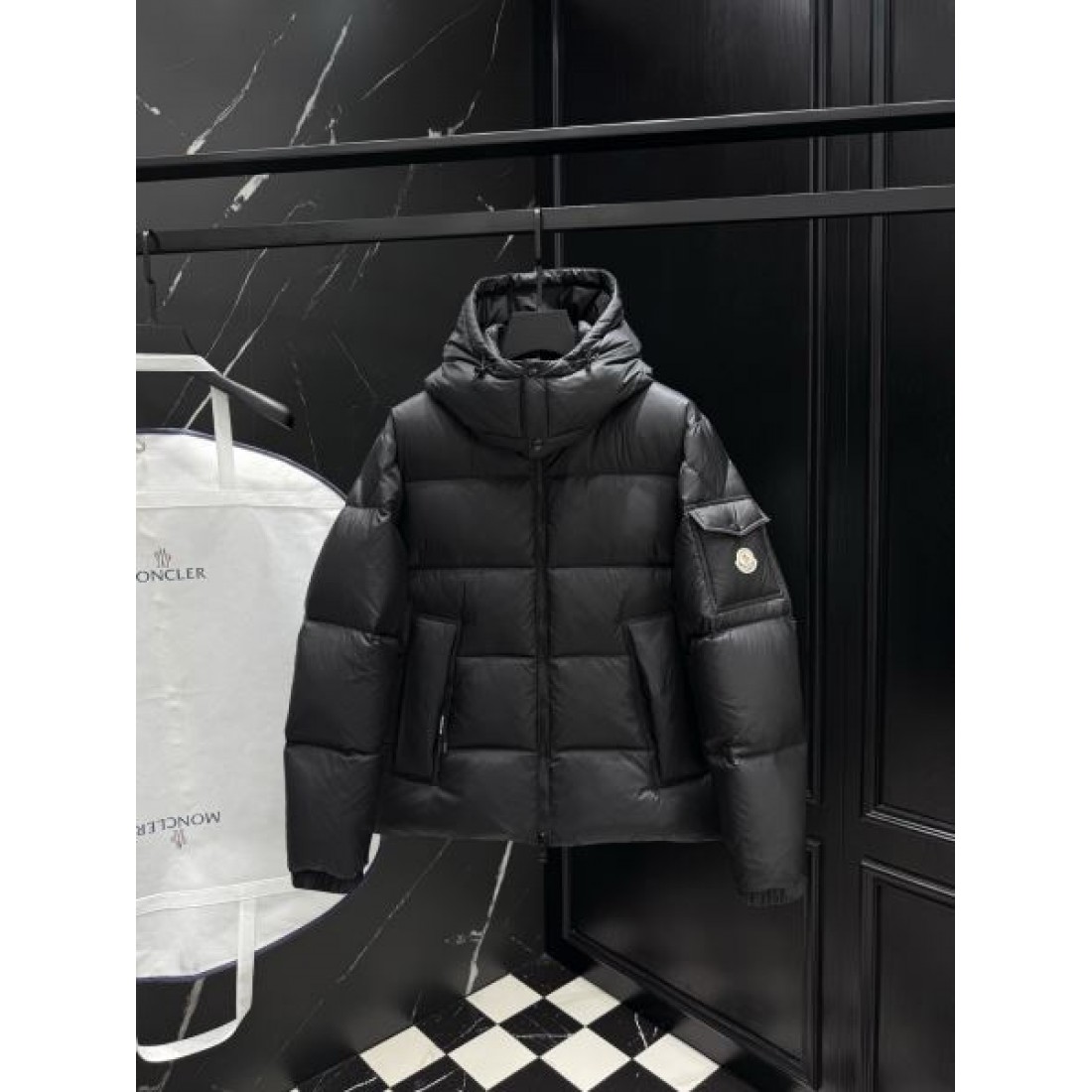 落ち着いた スタイリッシュ 暖かい モンクレール MONCLER コピー ダウンジャケット