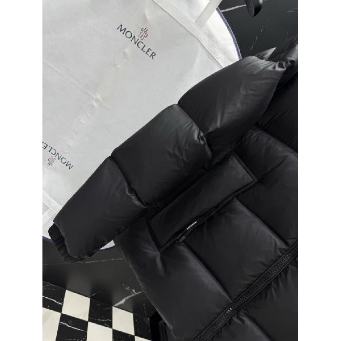 落ち着いた スタイリッシュ 暖かい モンクレール MONCLER コピー ダウンジャケット