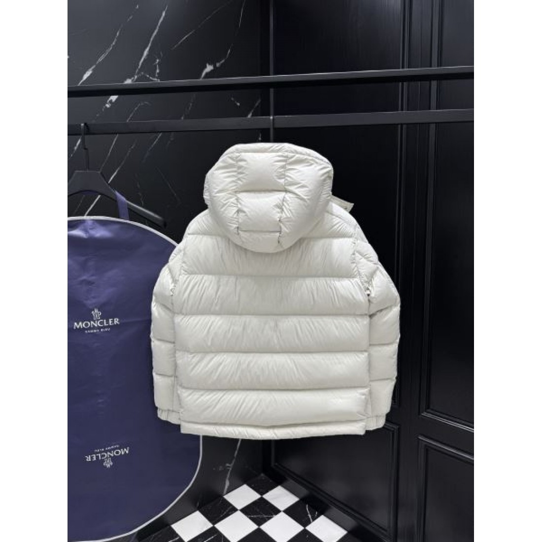 大人っぽい シンプル 高性能な モンクレール MONCLER コピー ダウンジャケット