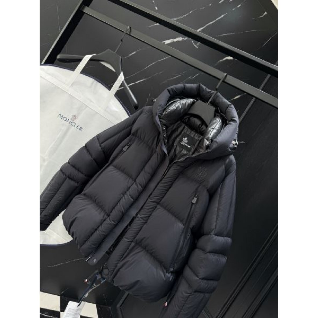 エレガント 立体的 ほどよく軽い モンクレール MONCLER コピー ダウンジャケット