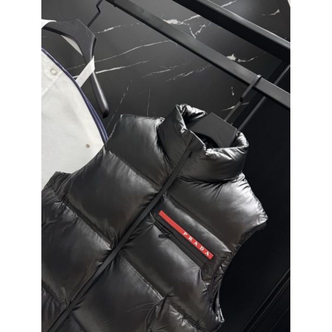 上品 立体感のある 軽暖な プラダ PRADA コピー ダウンジャケット 快適 すっきり