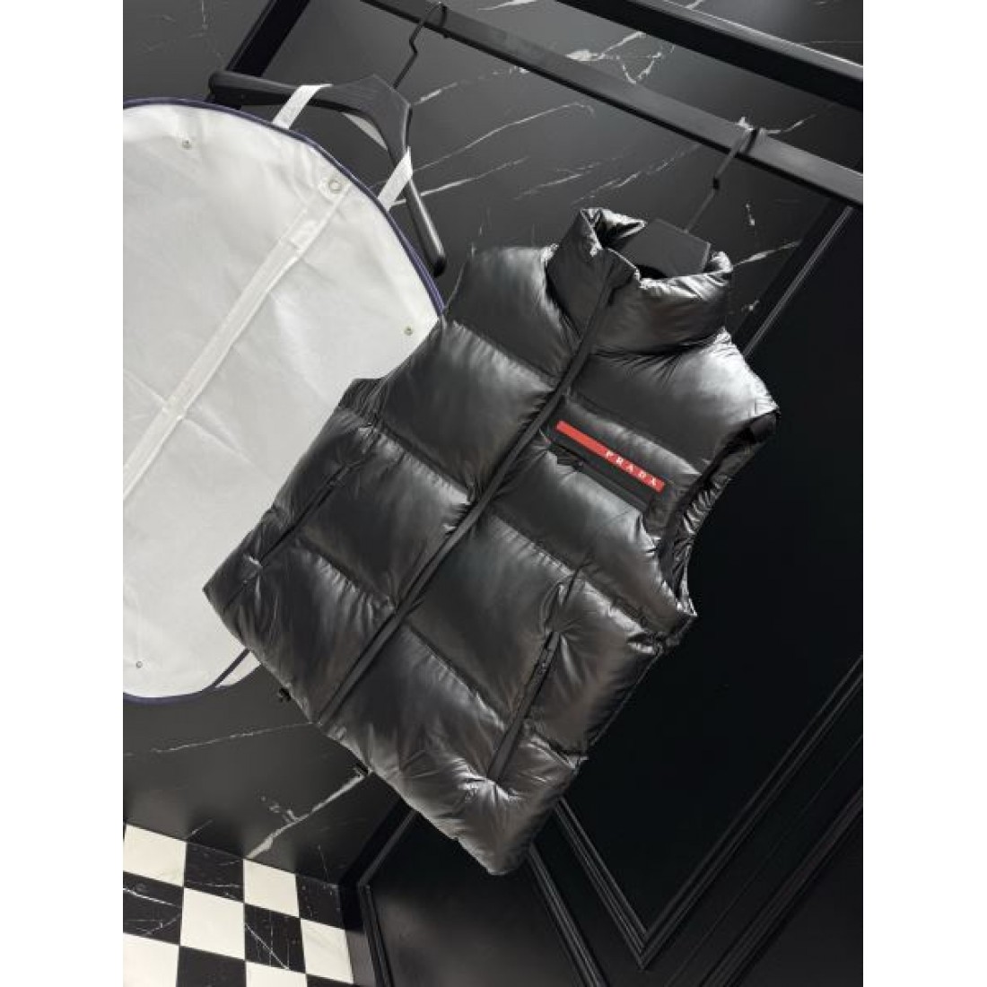 上品 立体感のある 軽暖な プラダ PRADA コピー ダウンジャケット 快適 すっきり