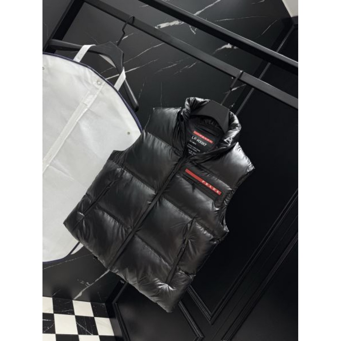 上品 立体感のある 軽暖な プラダ PRADA コピー ダウンジャケット 快適 すっきり