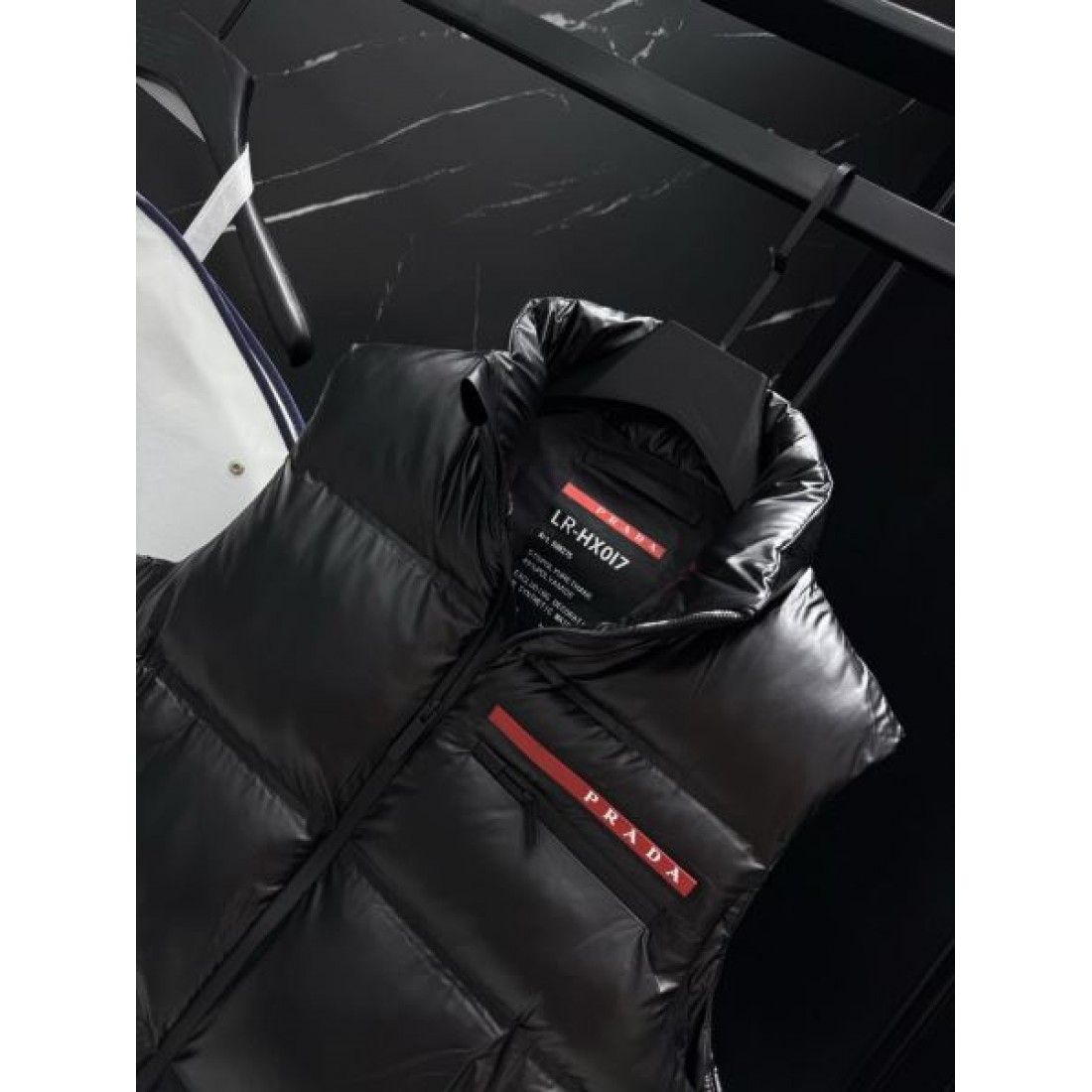 上品 立体感のある 軽暖な プラダ PRADA コピー ダウンジャケット 快適 すっきり