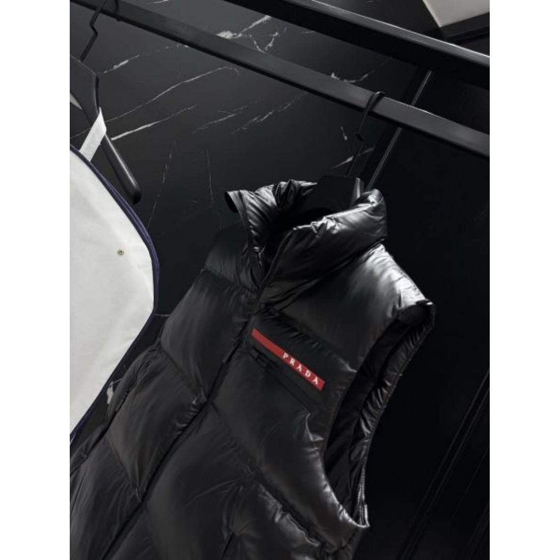 上品 立体感のある 軽暖な プラダ PRADA コピー ダウンジャケット 快適 すっきり