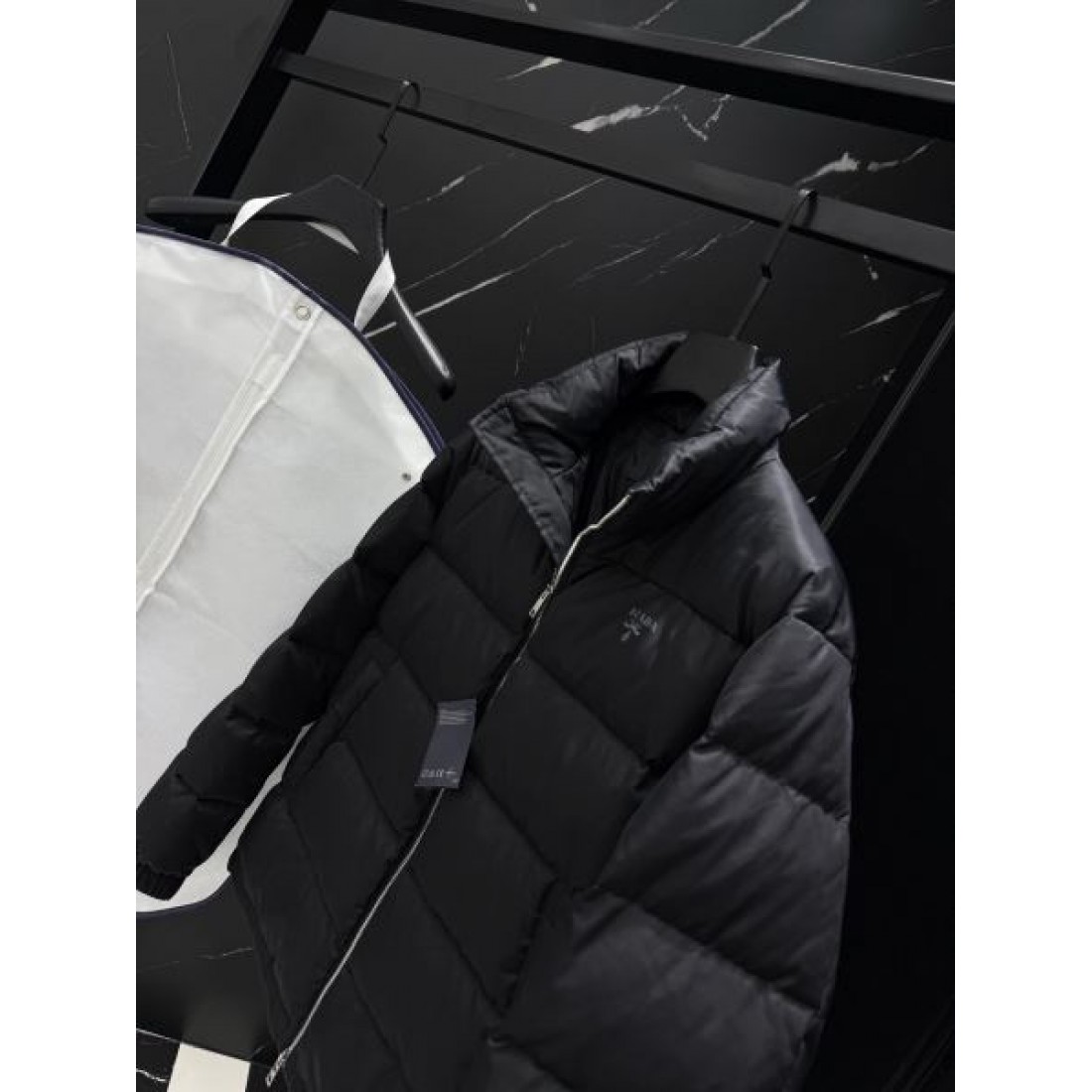 軽快 高品質 暖かい プラダ PRADA コピー ダウンジャケット しっとり 上品