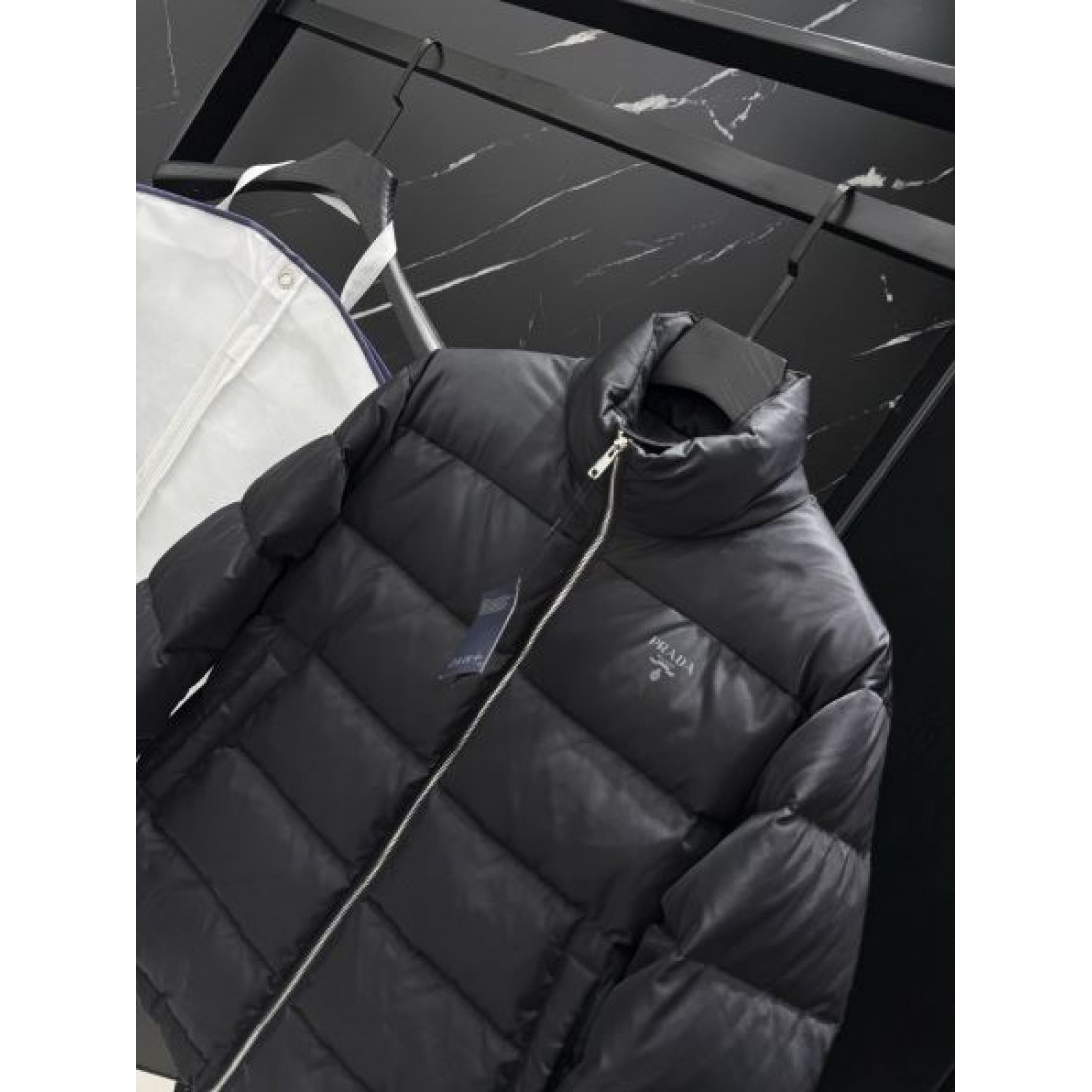 軽快 高品質 暖かい プラダ PRADA コピー ダウンジャケット しっとり 上品