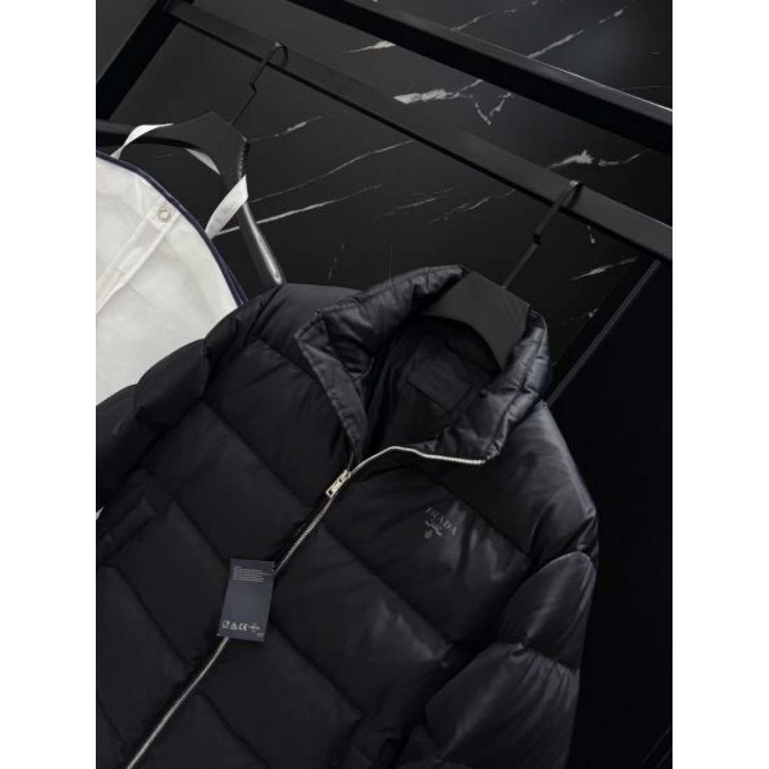 軽快 高品質 暖かい プラダ PRADA コピー ダウンジャケット しっとり 上品