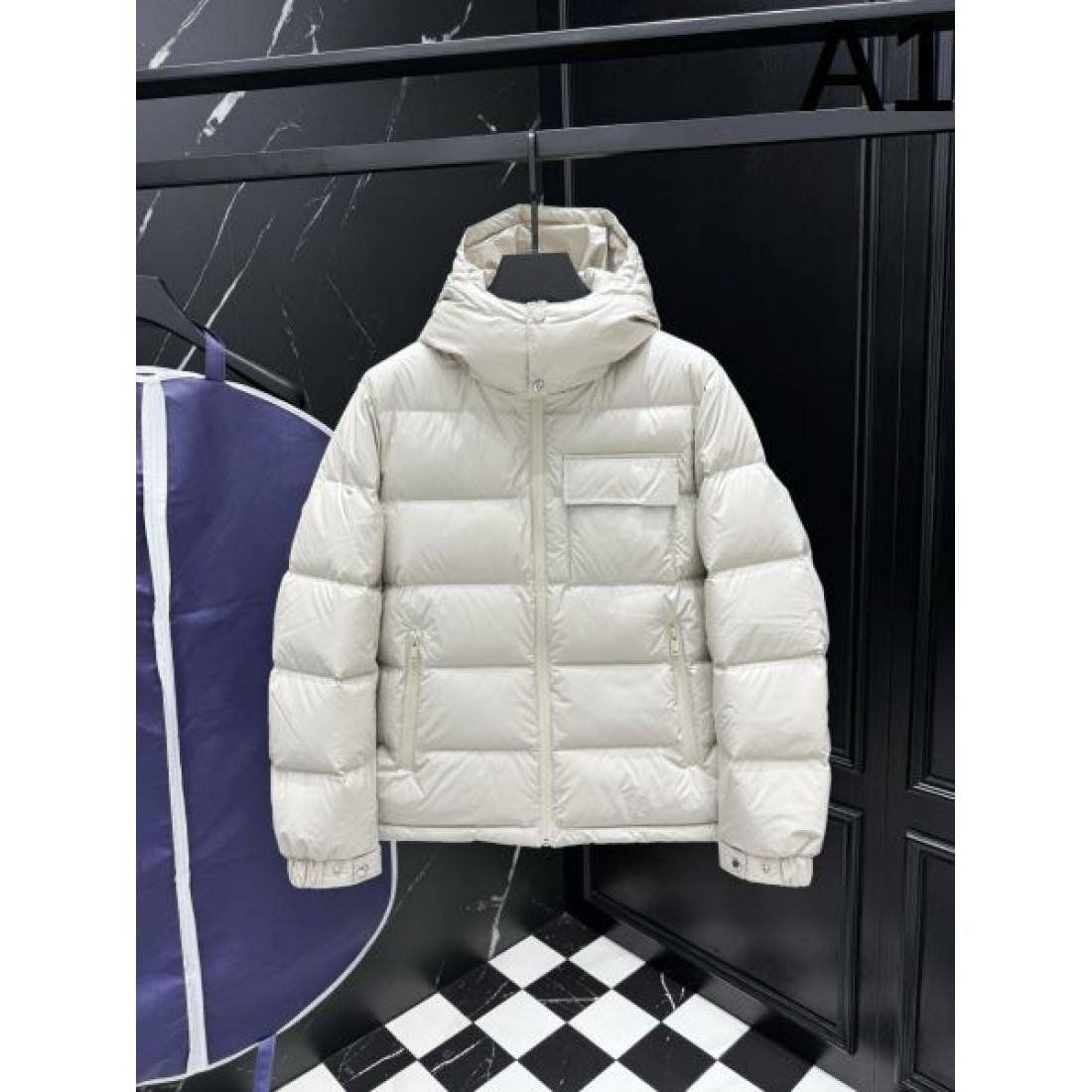 洗練 しなやか 上質な プラダ PRADA コピー ダウンジャケット 落ち着いた 優しい