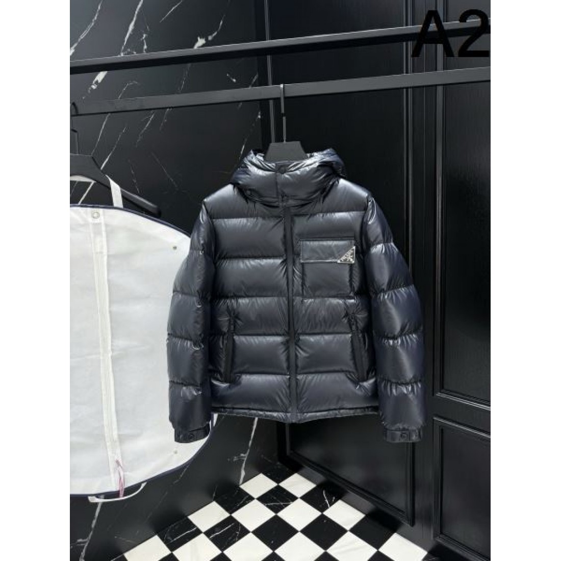 洗練 しなやか 上質な プラダ PRADA コピー ダウンジャケット 落ち着いた 優しい