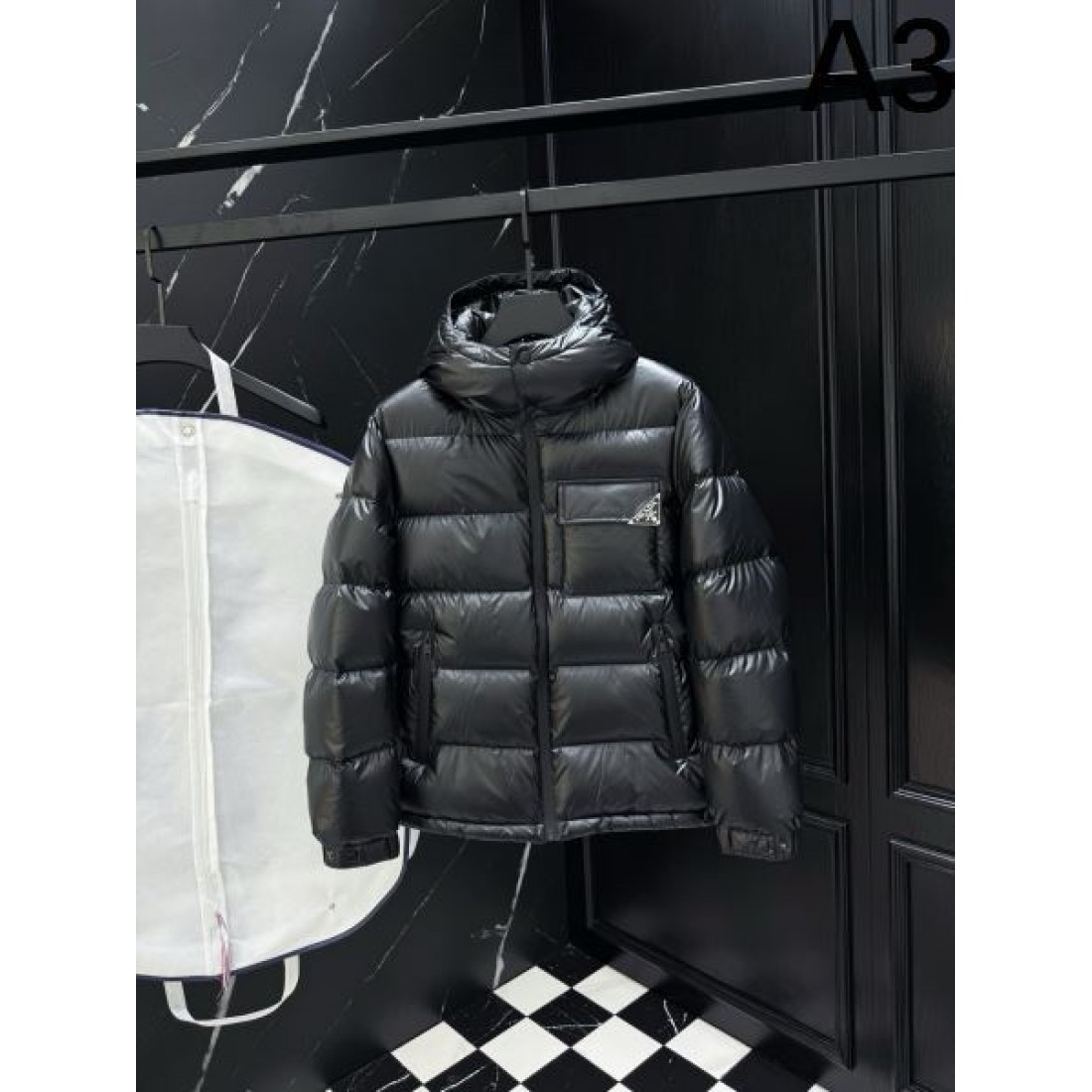 洗練 しなやか 上質な プラダ PRADA コピー ダウンジャケット 落ち着いた 優しい