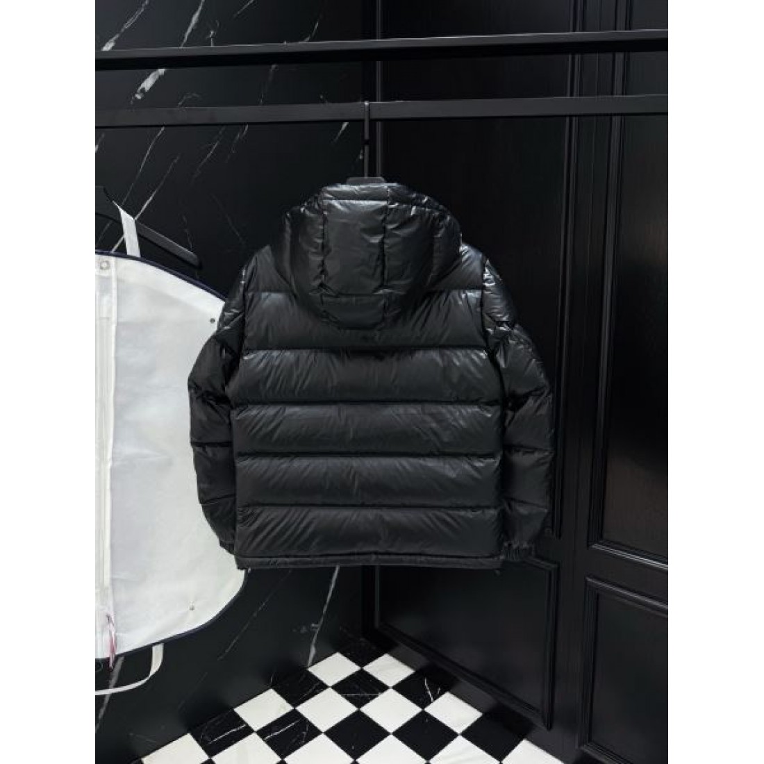 洗練 しなやか 上質な プラダ PRADA コピー ダウンジャケット 落ち着いた 優しい