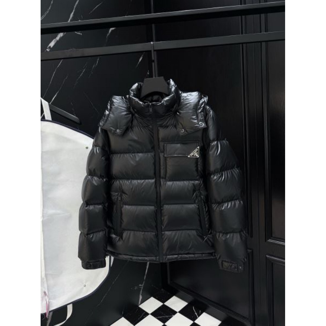 洗練 しなやか 上質な プラダ PRADA コピー ダウンジャケット 落ち着いた 優しい