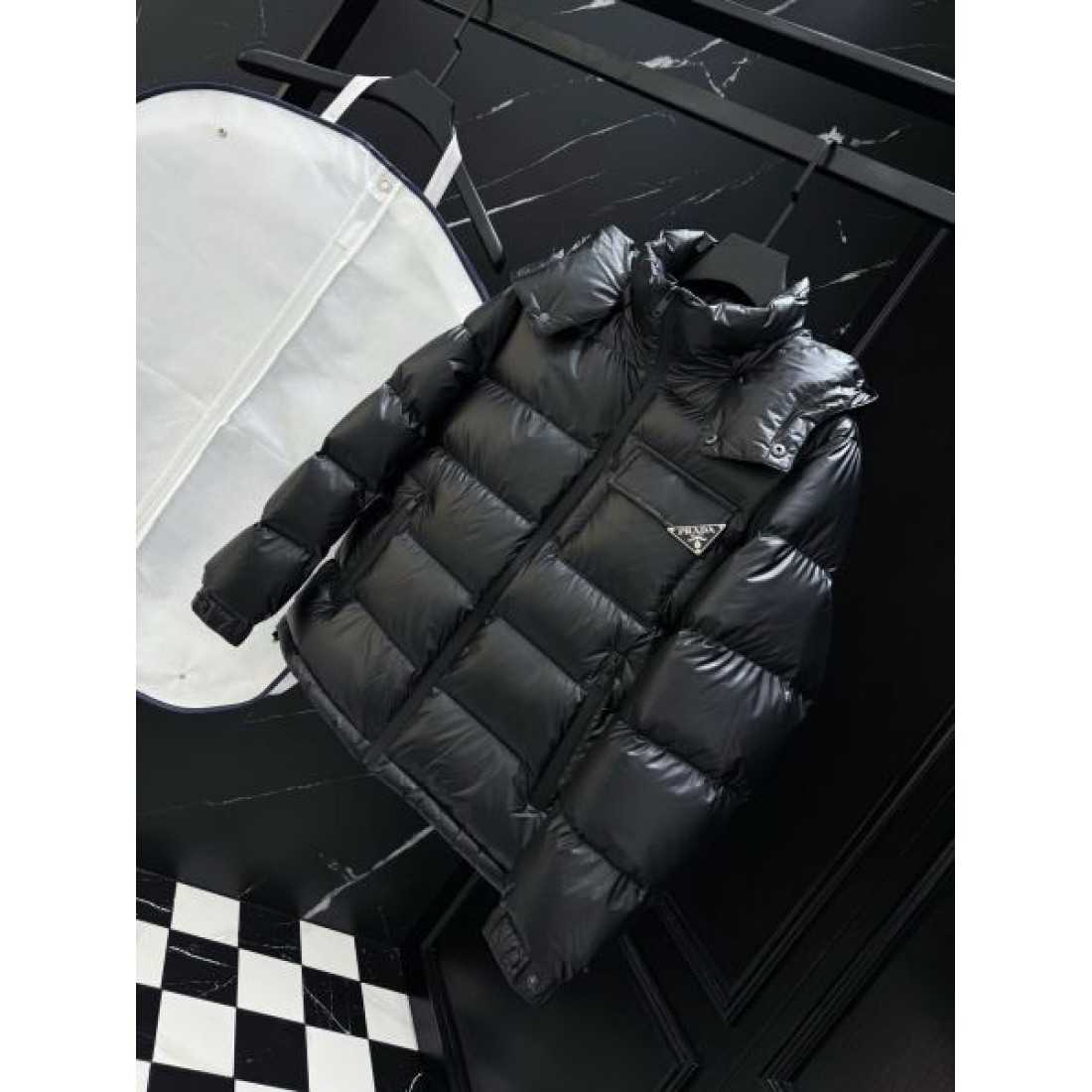 洗練 しなやか 上質な プラダ PRADA コピー ダウンジャケット 落ち着いた 優しい