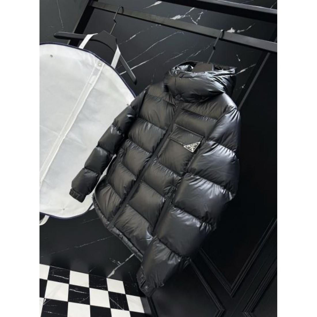 洗練 しなやか 上質な プラダ PRADA コピー ダウンジャケット 落ち着いた 優しい