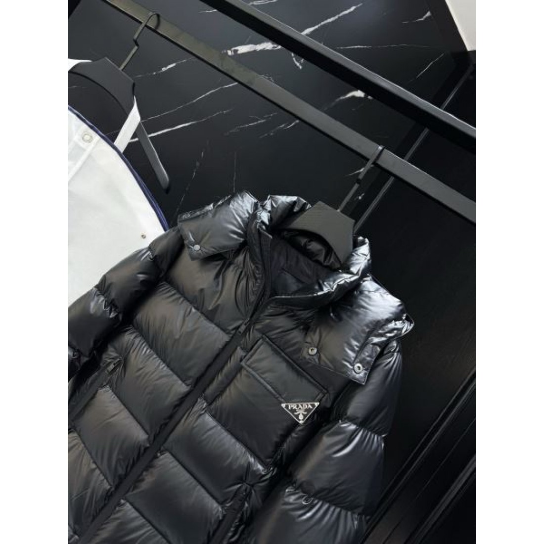 洗練 しなやか 上質な プラダ PRADA コピー ダウンジャケット 落ち着いた 優しい