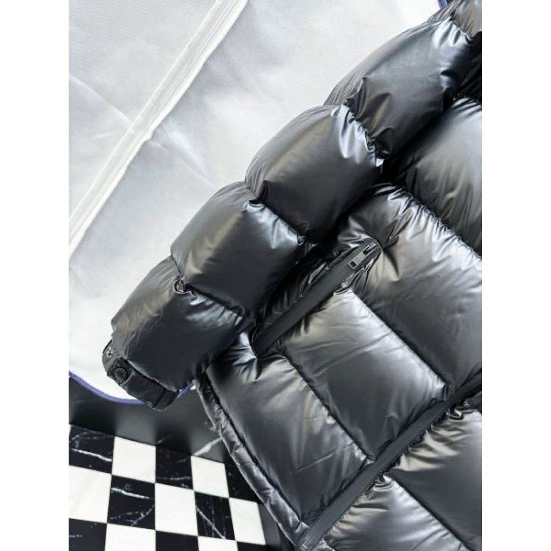 洗練 しなやか 上質な プラダ PRADA コピー ダウンジャケット 落ち着いた 優しい