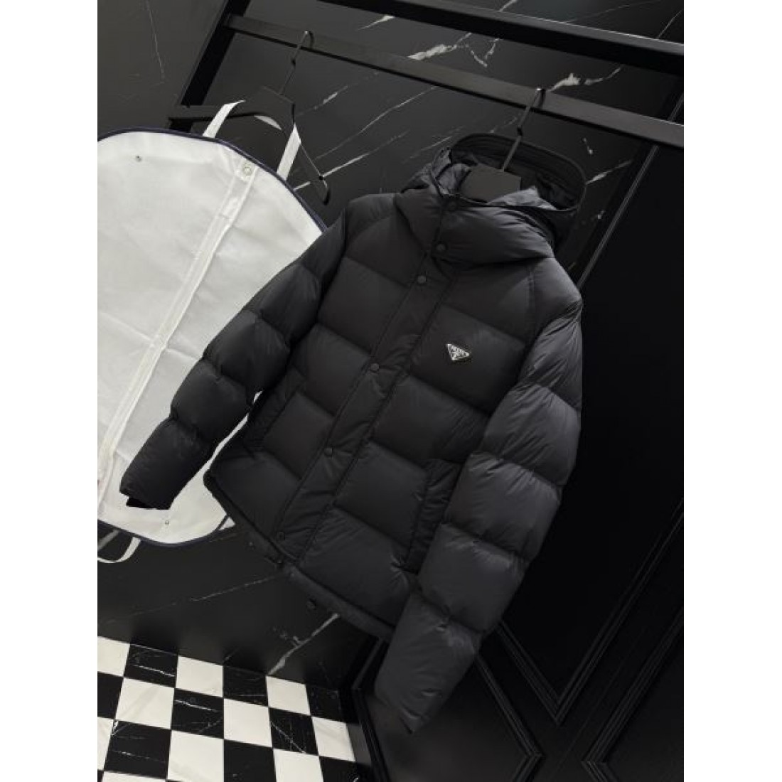  モダン 立体的 暖かい プラダ PRADA コピー ダウンジャケット 精巧 きれいめ