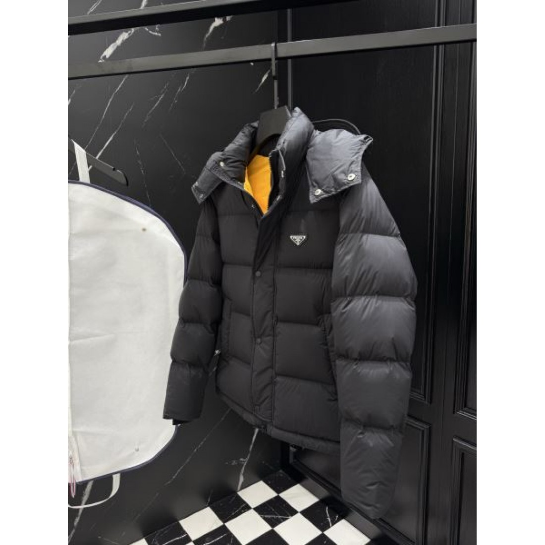  モダン 立体的 暖かい プラダ PRADA コピー ダウンジャケット 精巧 きれいめ