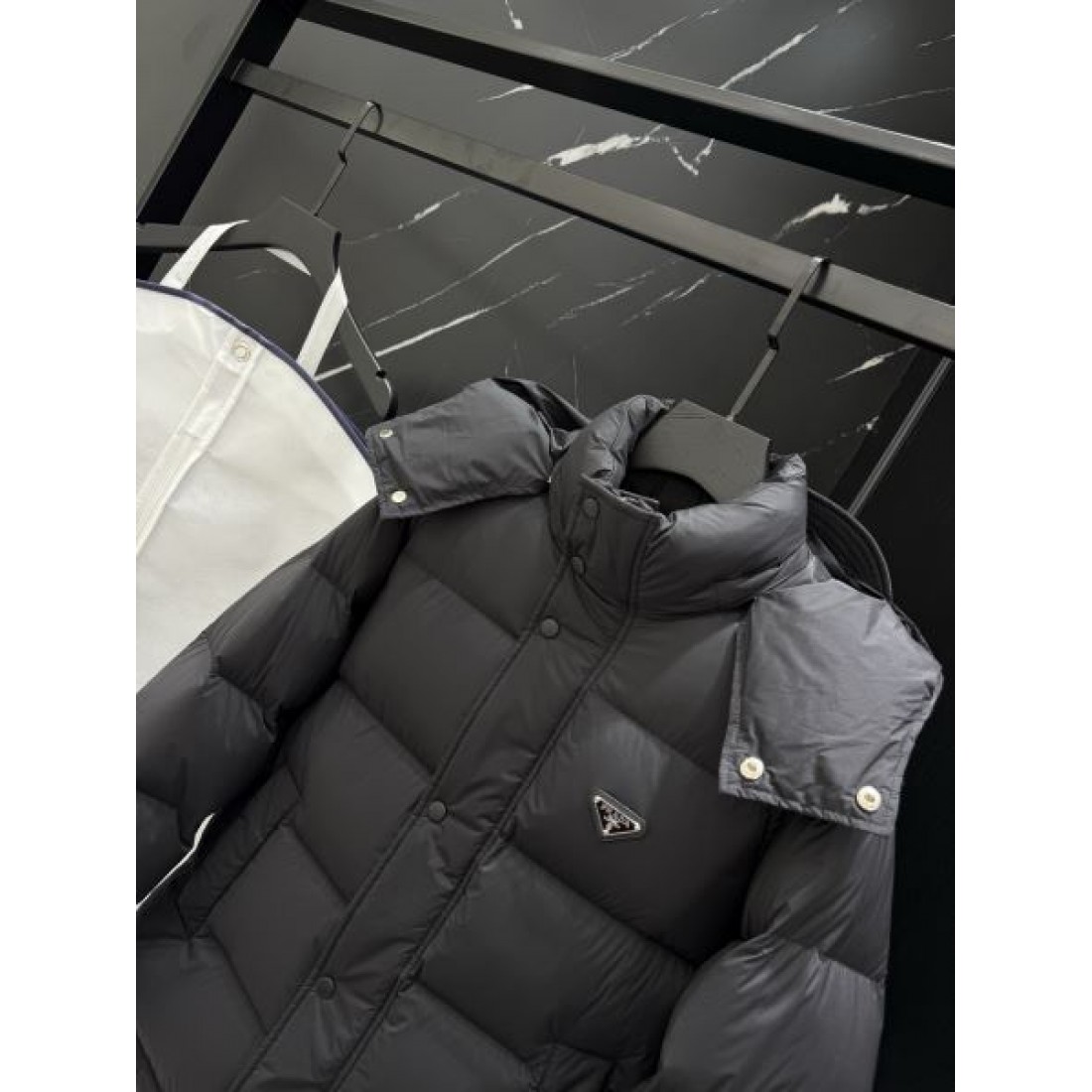  モダン 立体的 暖かい プラダ PRADA コピー ダウンジャケット 精巧 きれいめ