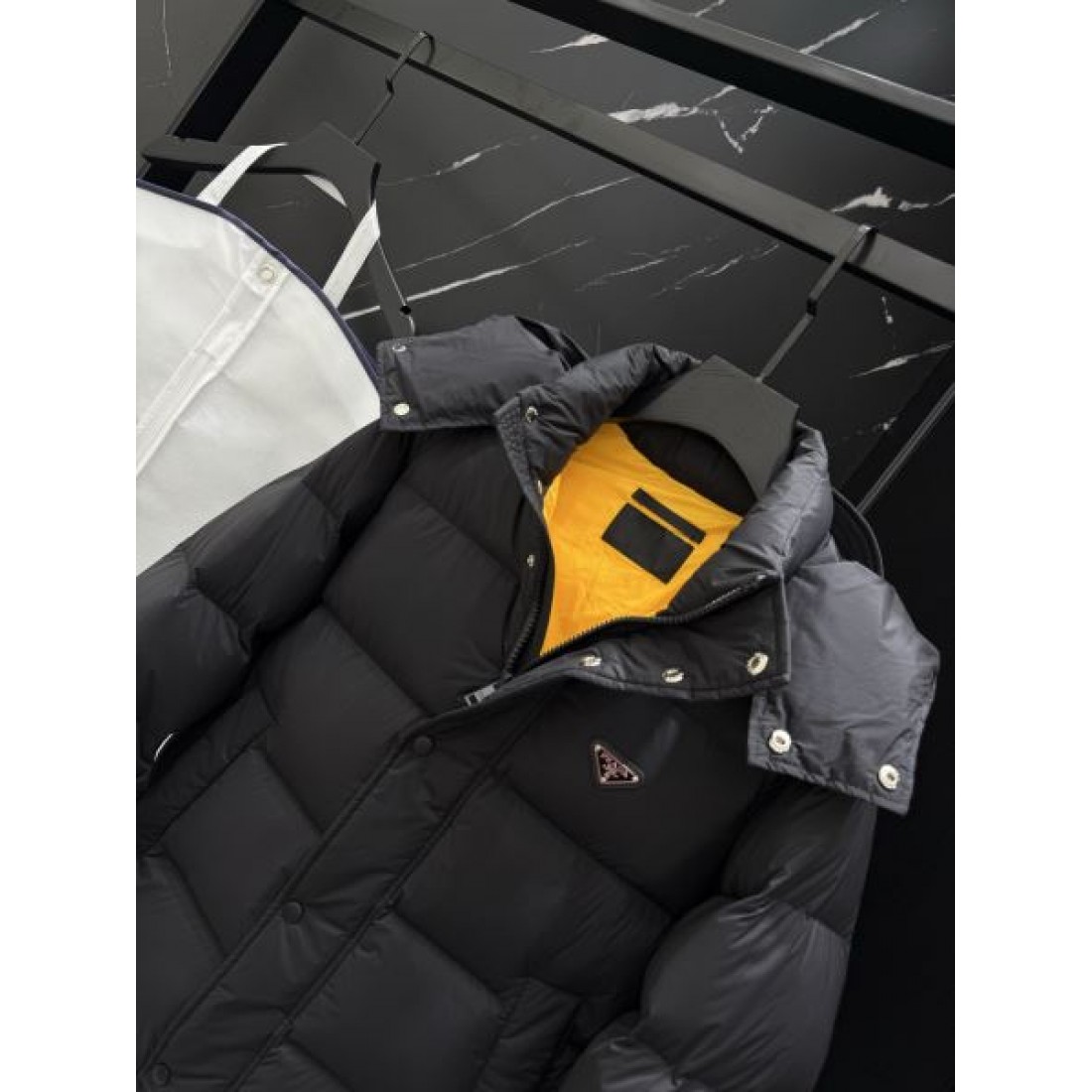  モダン 立体的 暖かい プラダ PRADA コピー ダウンジャケット 精巧 きれいめ