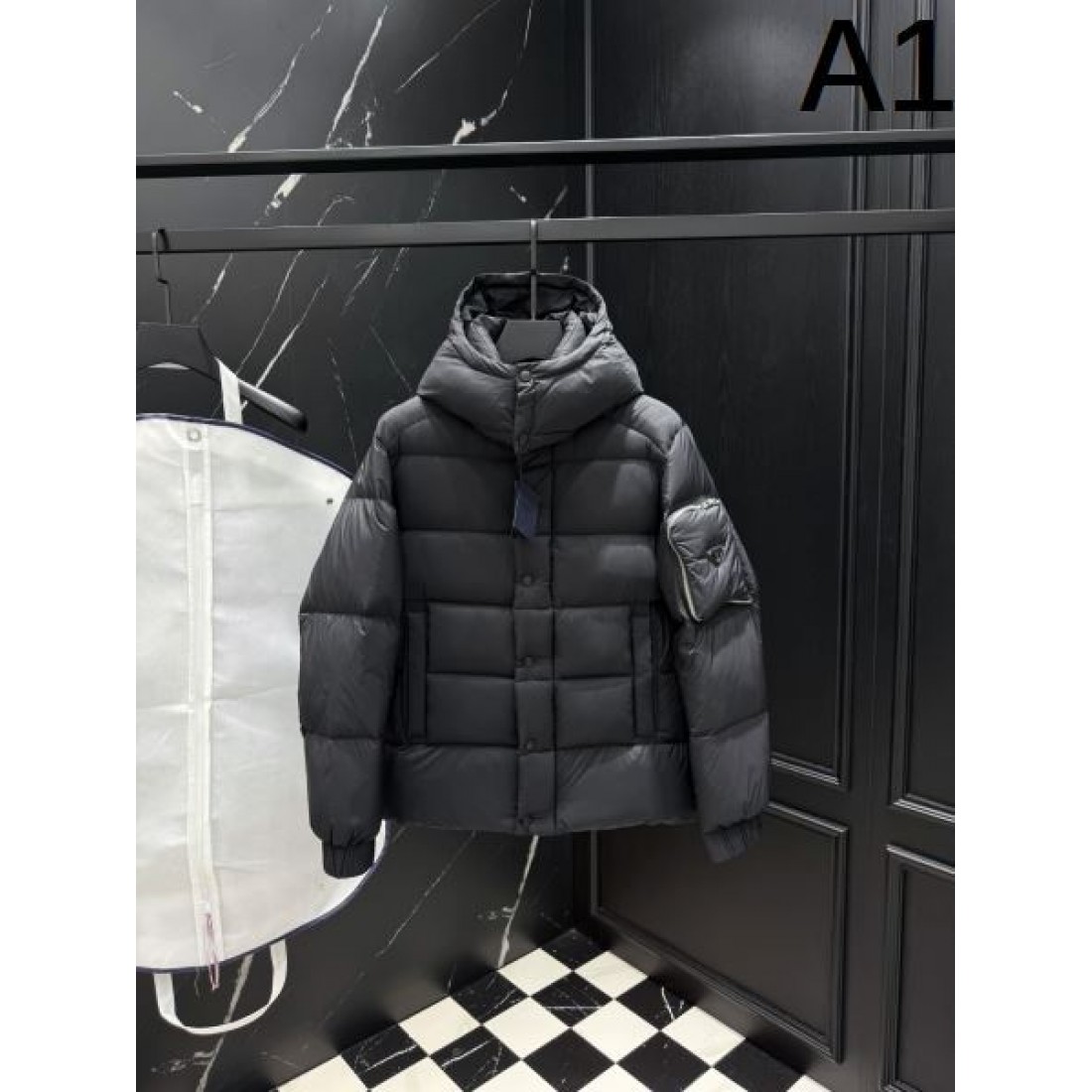 大人っぽい 高級感のある シンプルな プラダ PRADA コピー ダウンジャケット