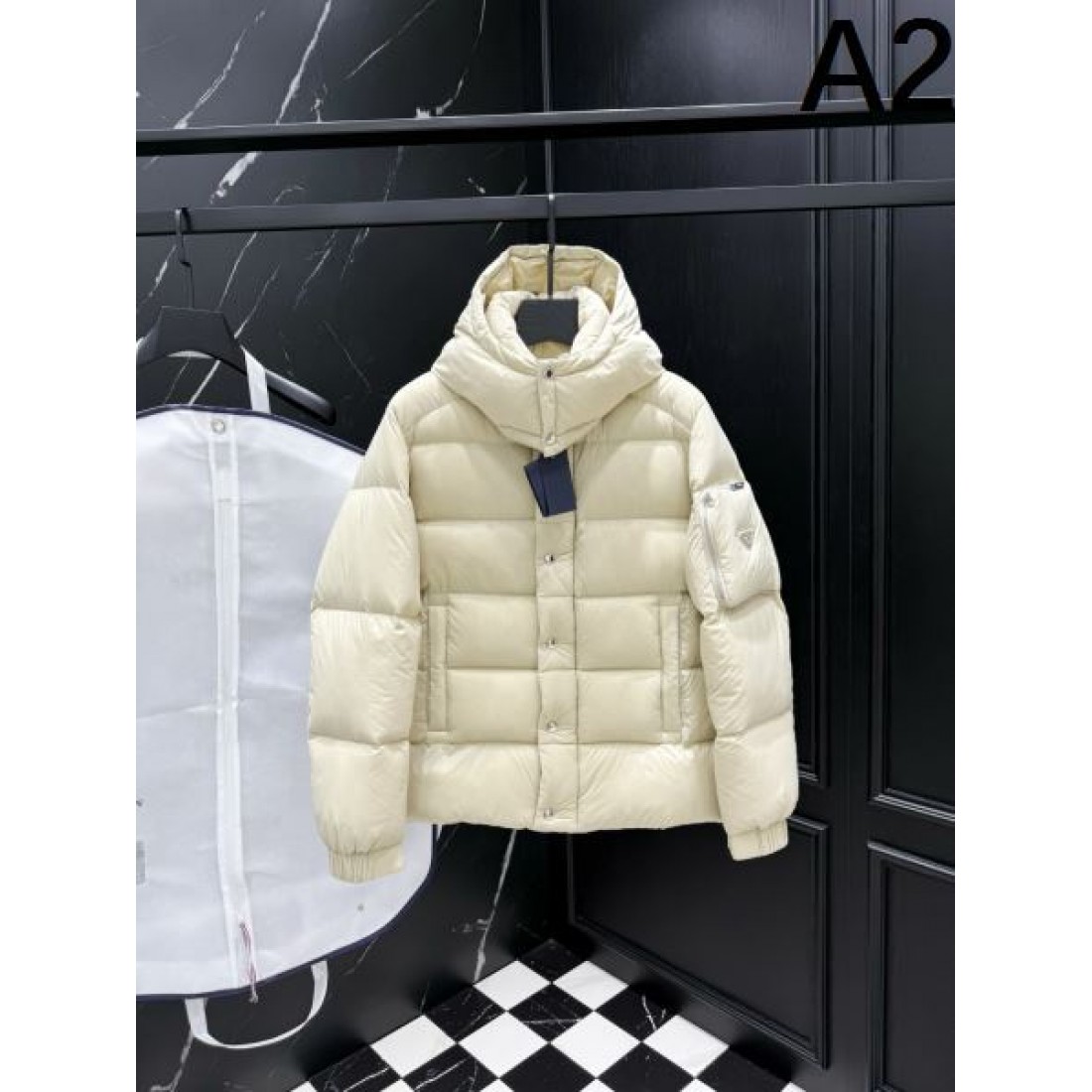 大人っぽい 高級感のある シンプルな プラダ PRADA コピー ダウンジャケット