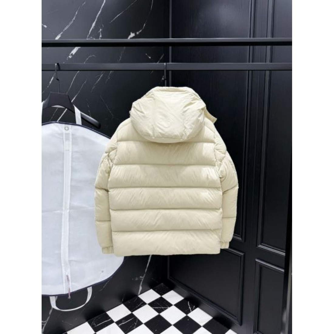 大人っぽい 高級感のある シンプルな プラダ PRADA コピー ダウンジャケット