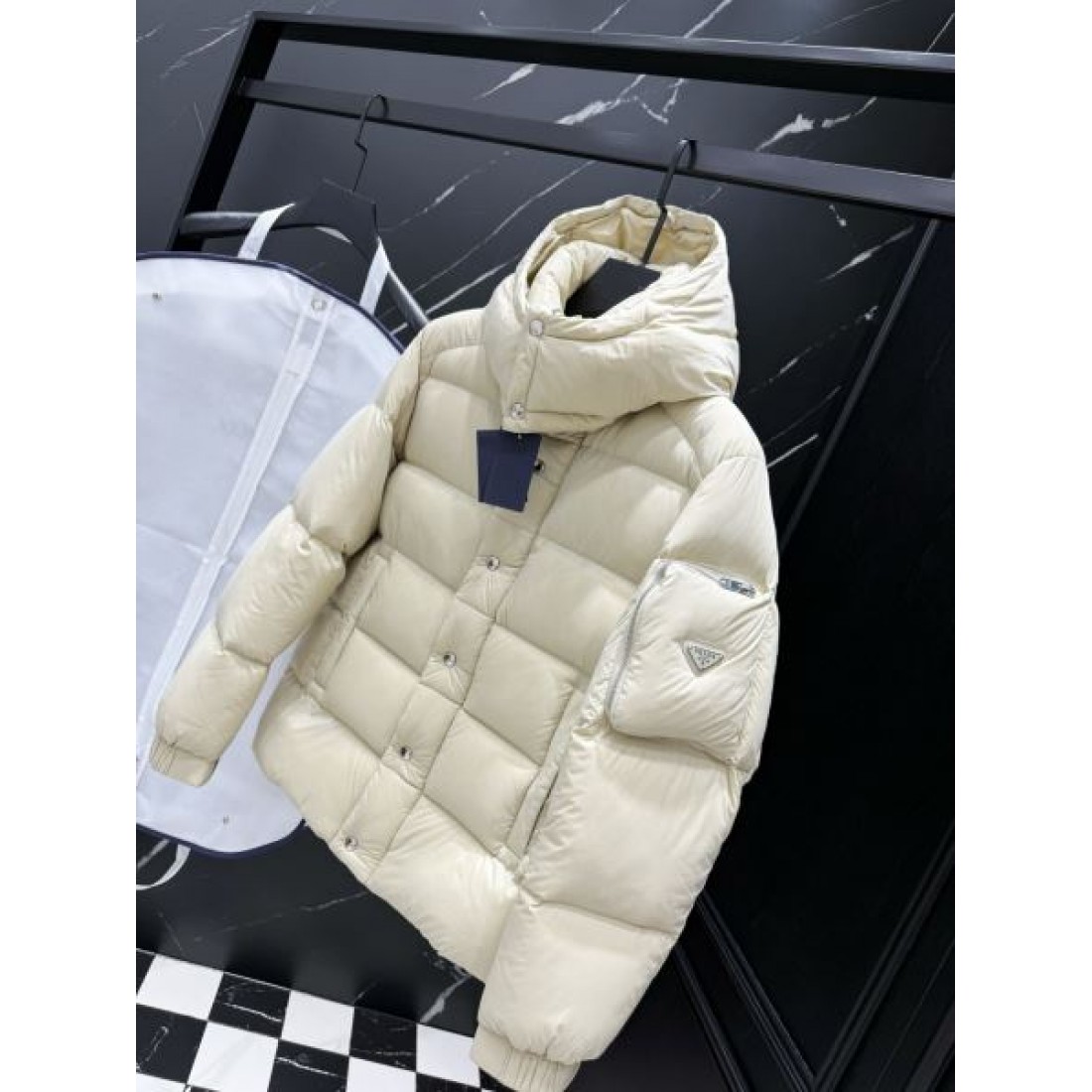 大人っぽい 高級感のある シンプルな プラダ PRADA コピー ダウンジャケット