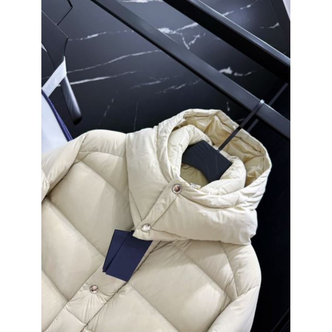 大人っぽい 高級感のある シンプルな プラダ PRADA コピー ダウンジャケット