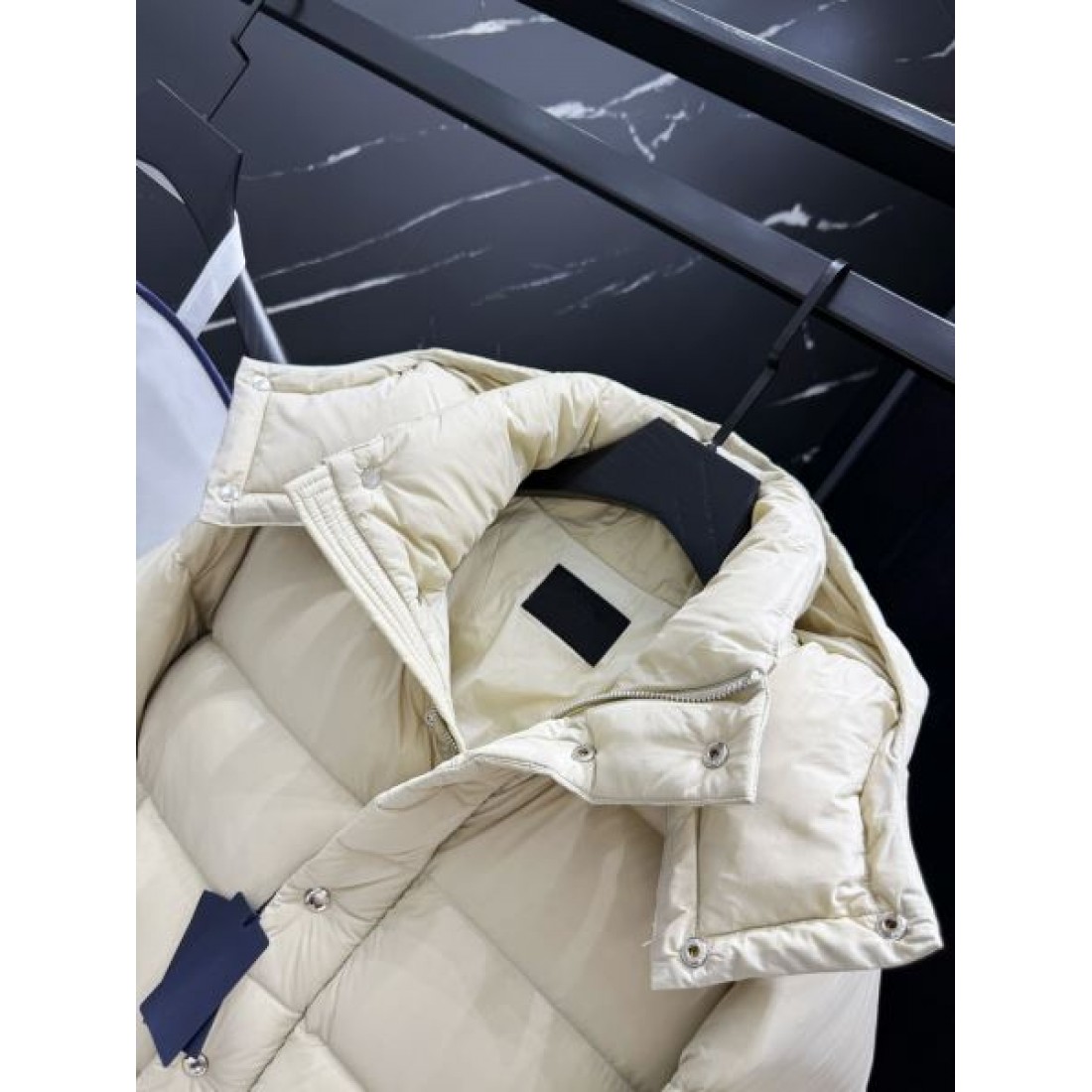 大人っぽい 高級感のある シンプルな プラダ PRADA コピー ダウンジャケット