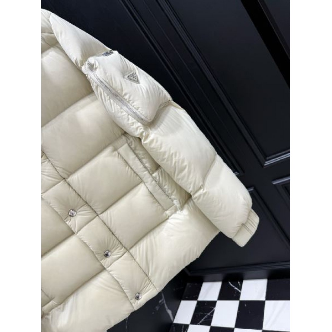 大人っぽい 高級感のある シンプルな プラダ PRADA コピー ダウンジャケット