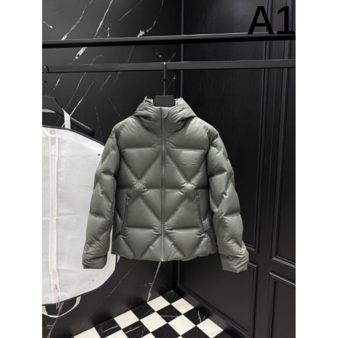 上質 軽やか エレガントな プラダ PRADA コピー ダウンジャケット 柔らかい