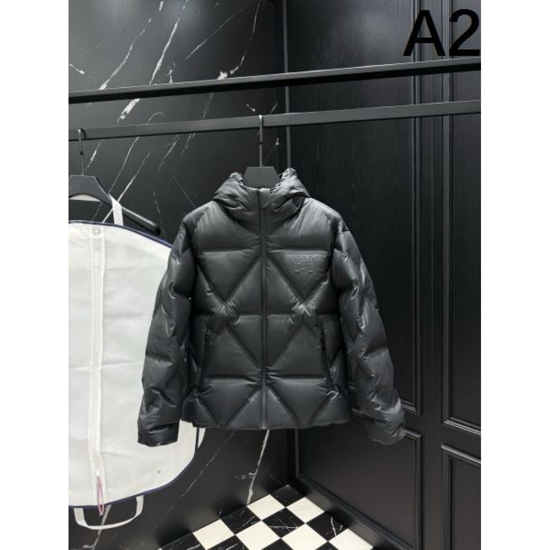 上質 軽やか エレガントな プラダ PRADA コピー ダウンジャケット 柔らかい