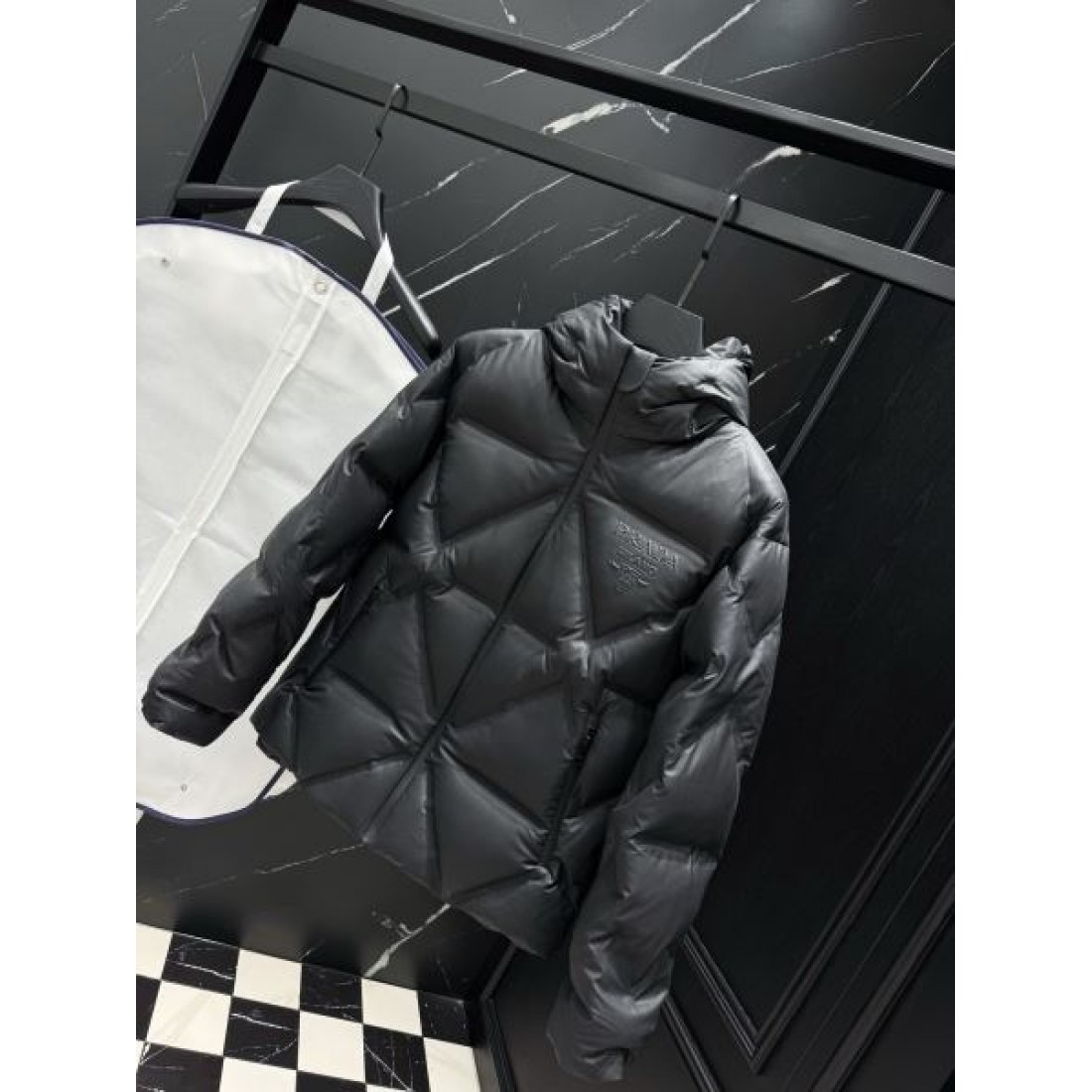 上質 軽やか エレガントな プラダ PRADA コピー ダウンジャケット 柔らかい