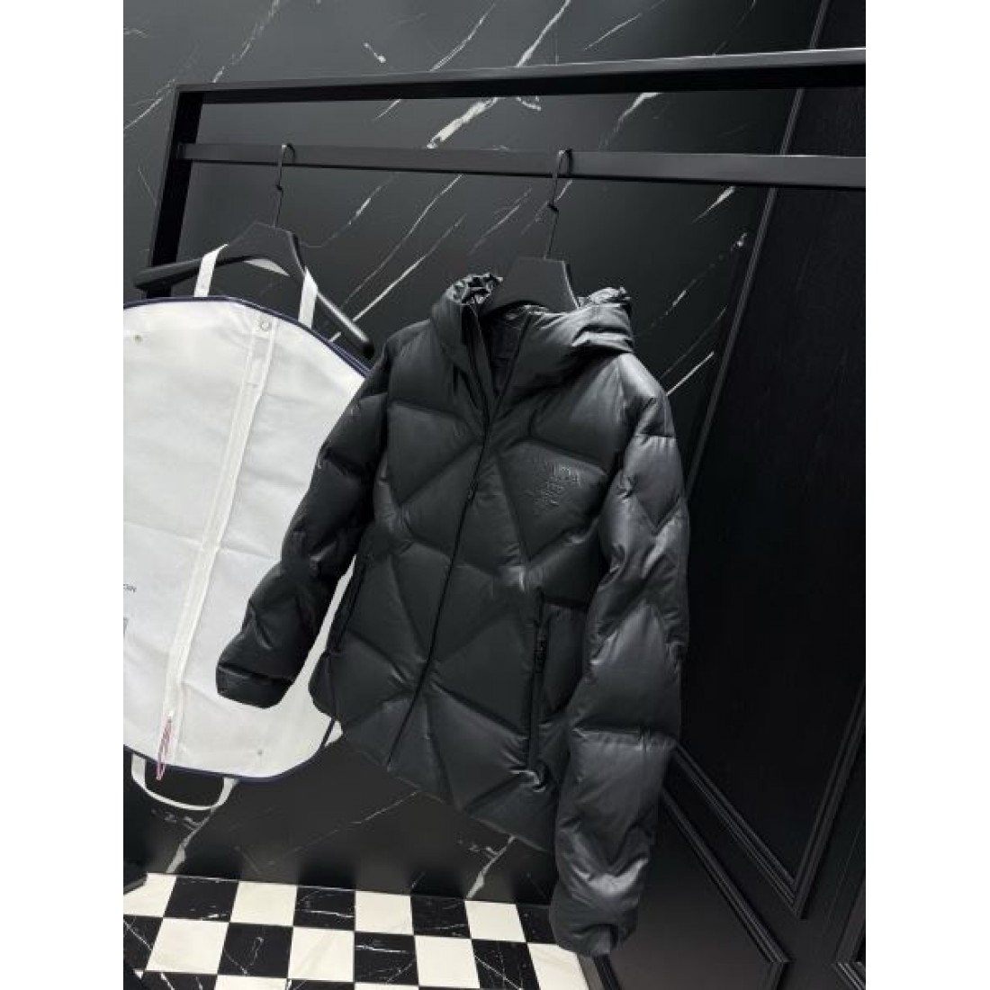 上質 軽やか エレガントな プラダ PRADA コピー ダウンジャケット 柔らかい