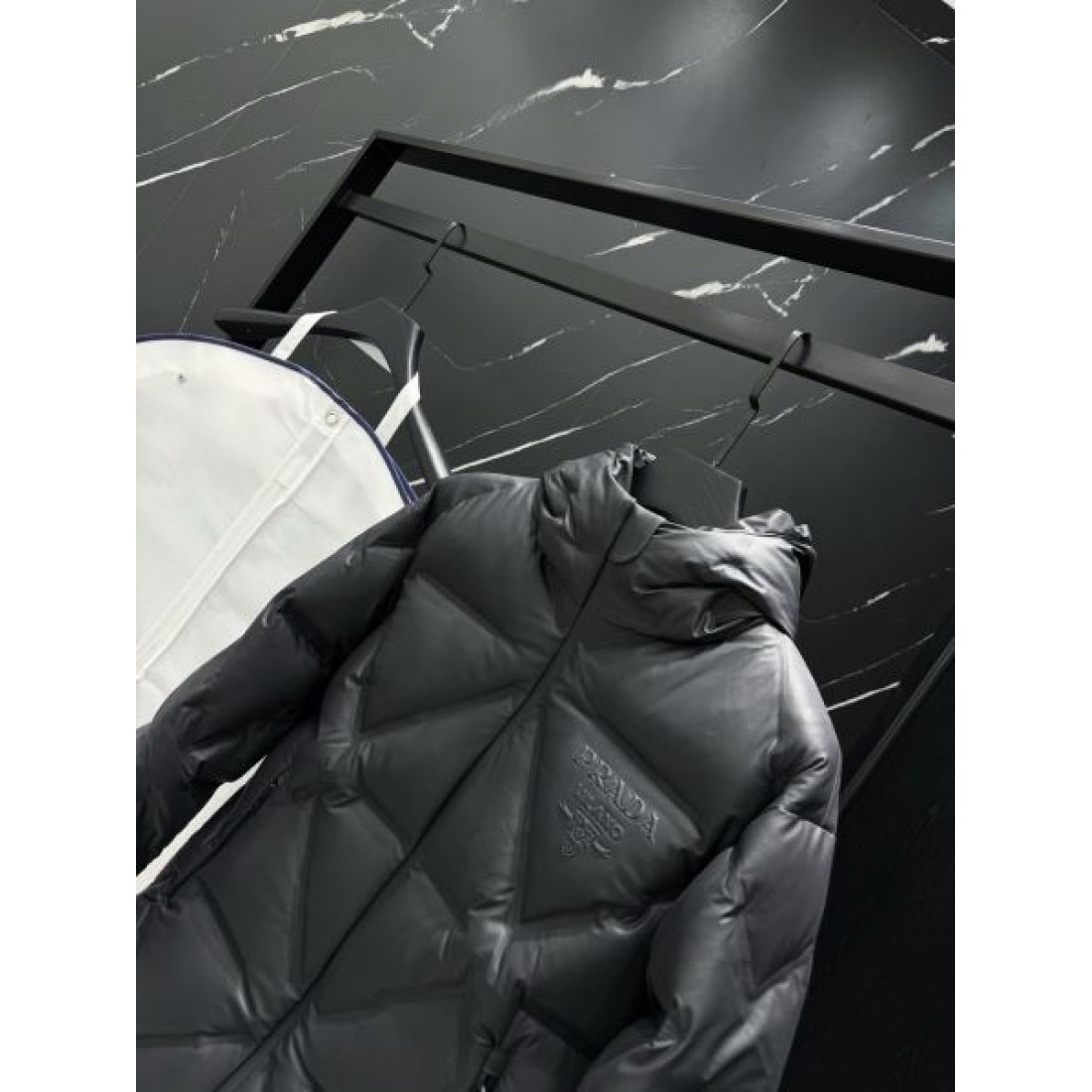 上質 軽やか エレガントな プラダ PRADA コピー ダウンジャケット 柔らかい