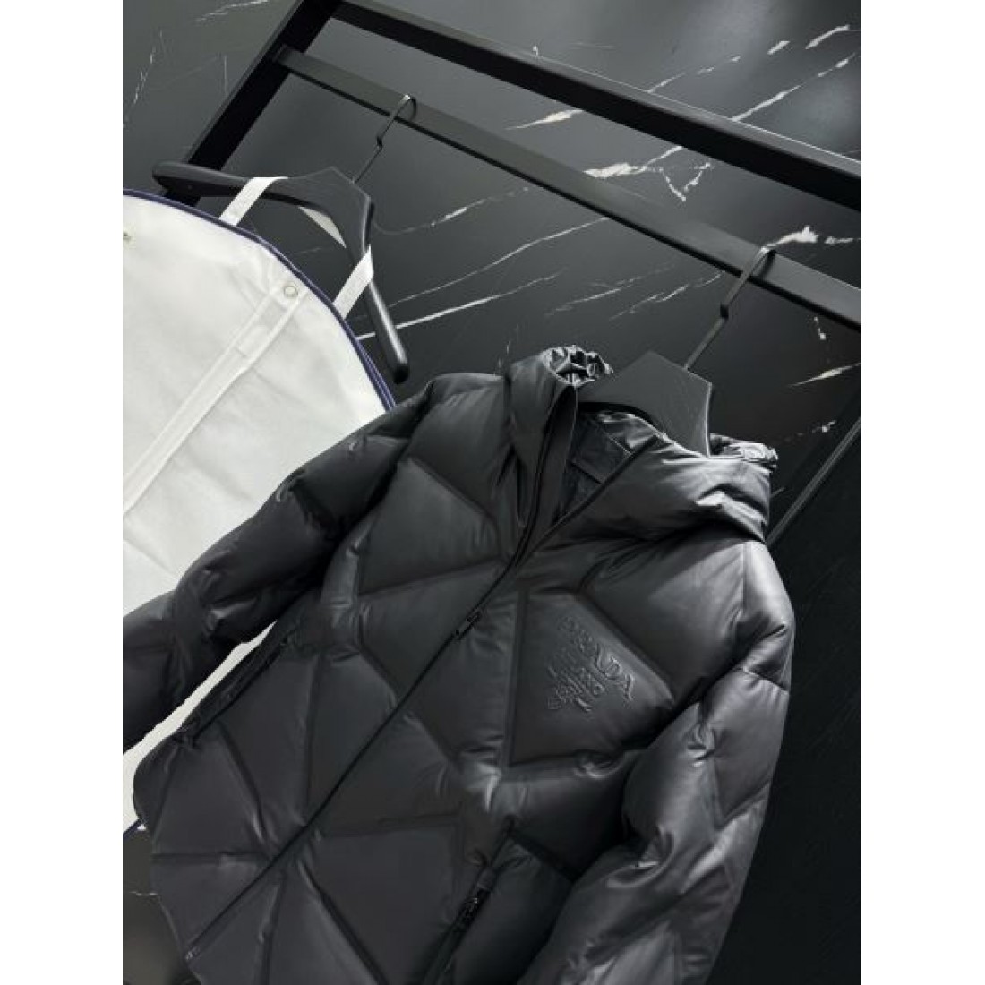 上質 軽やか エレガントな プラダ PRADA コピー ダウンジャケット 柔らかい