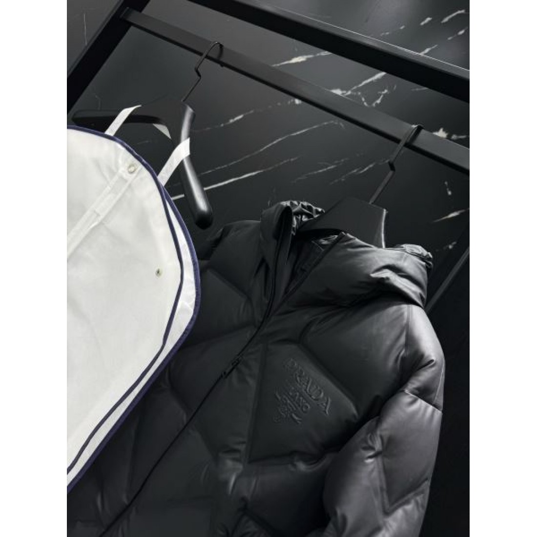 上質 軽やか エレガントな プラダ PRADA コピー ダウンジャケット 柔らかい