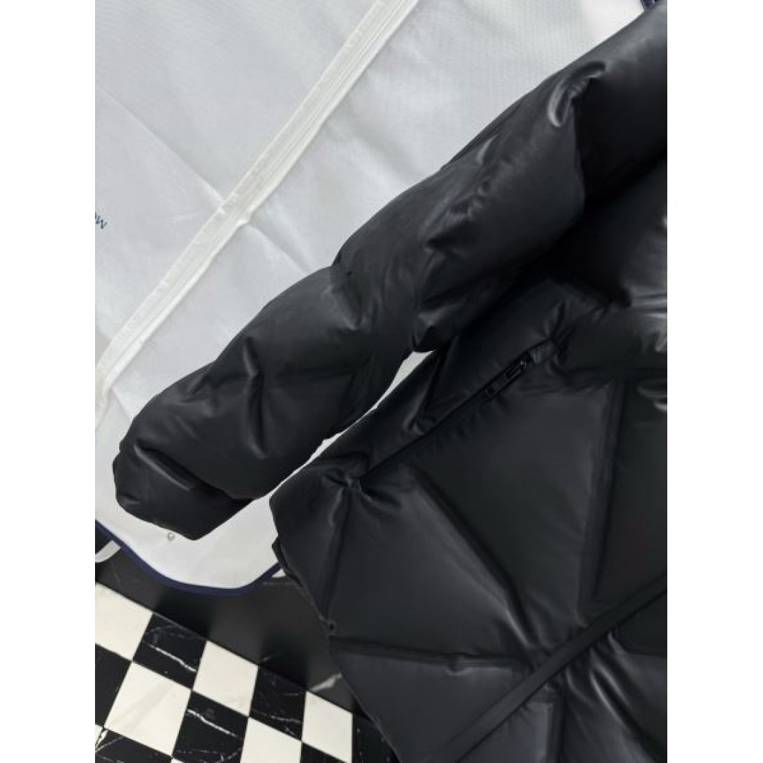 上質 軽やか エレガントな プラダ PRADA コピー ダウンジャケット 柔らかい