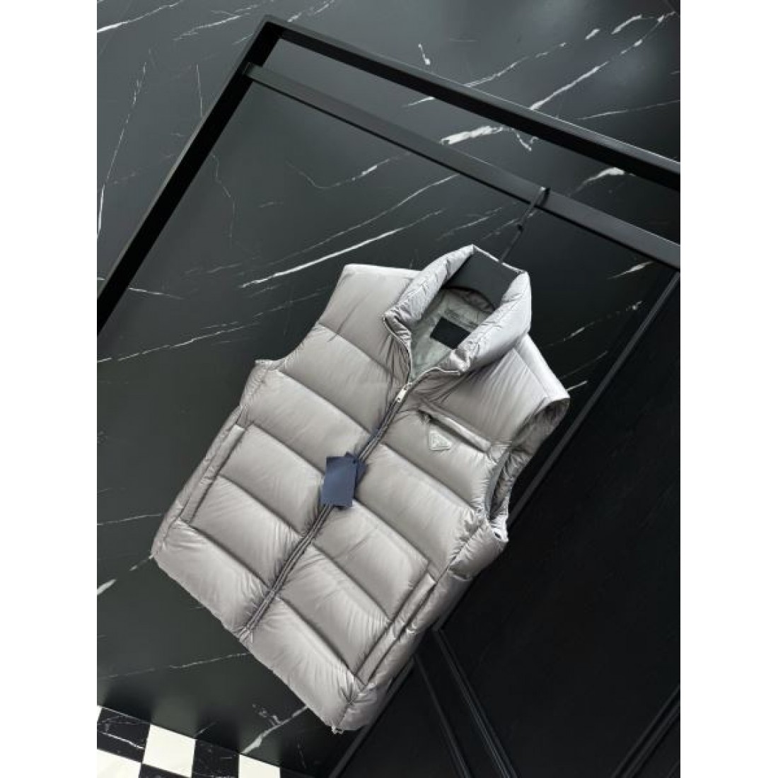 高級 感度の高い 洗練された プラダ PRADA コピー ダウンジャケット 上品 