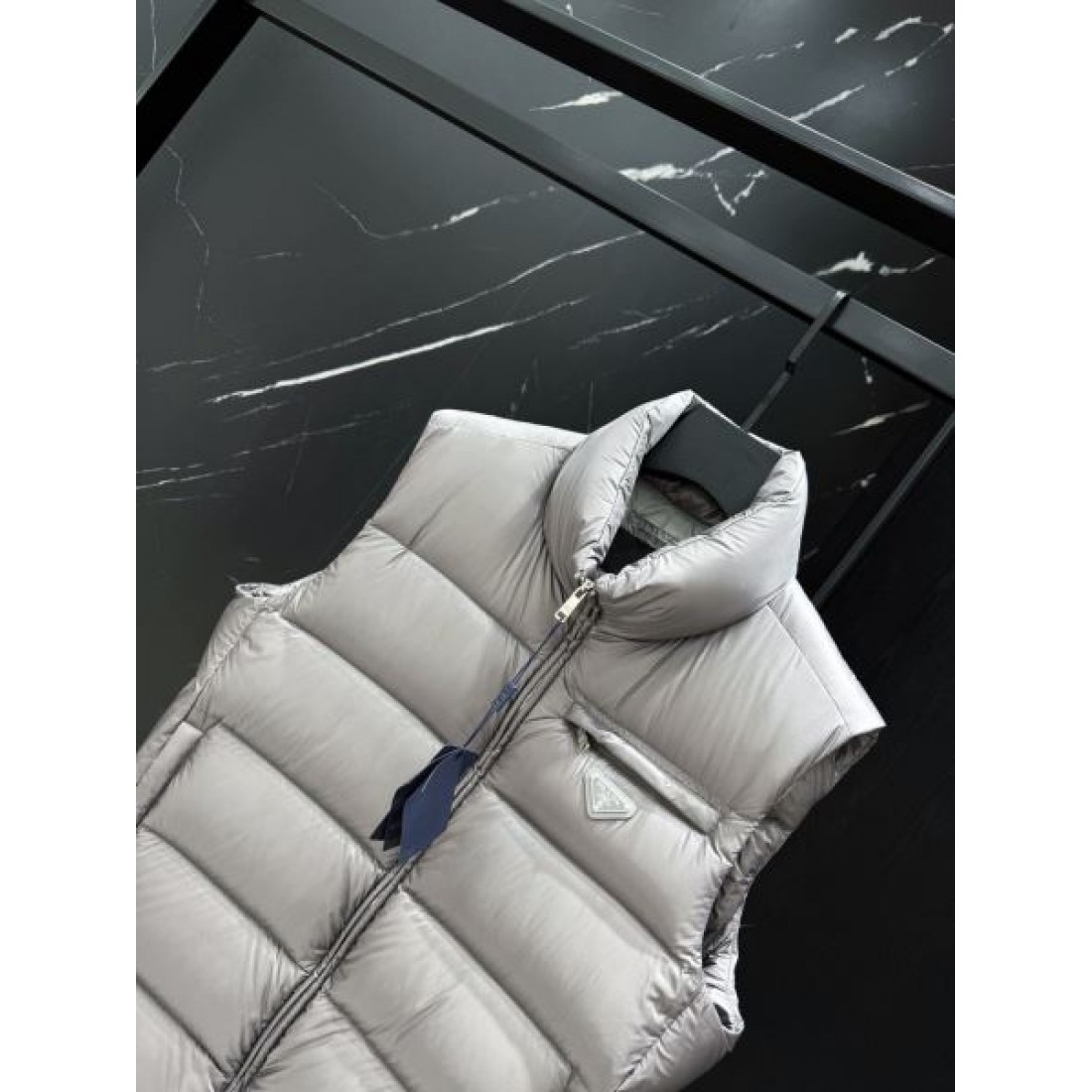 高級 感度の高い 洗練された プラダ PRADA コピー ダウンジャケット 上品 