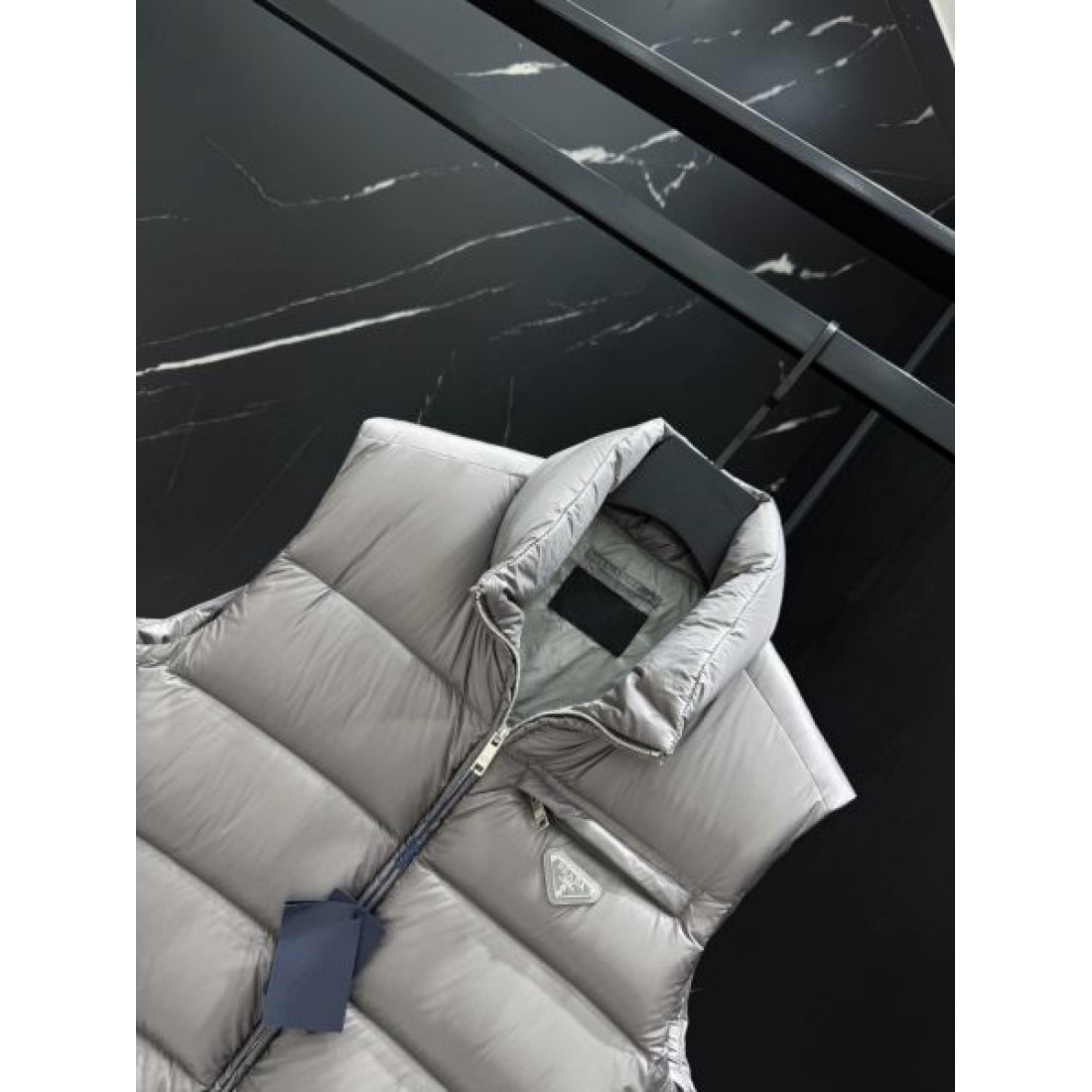 高級 感度の高い 洗練された プラダ PRADA コピー ダウンジャケット 上品 